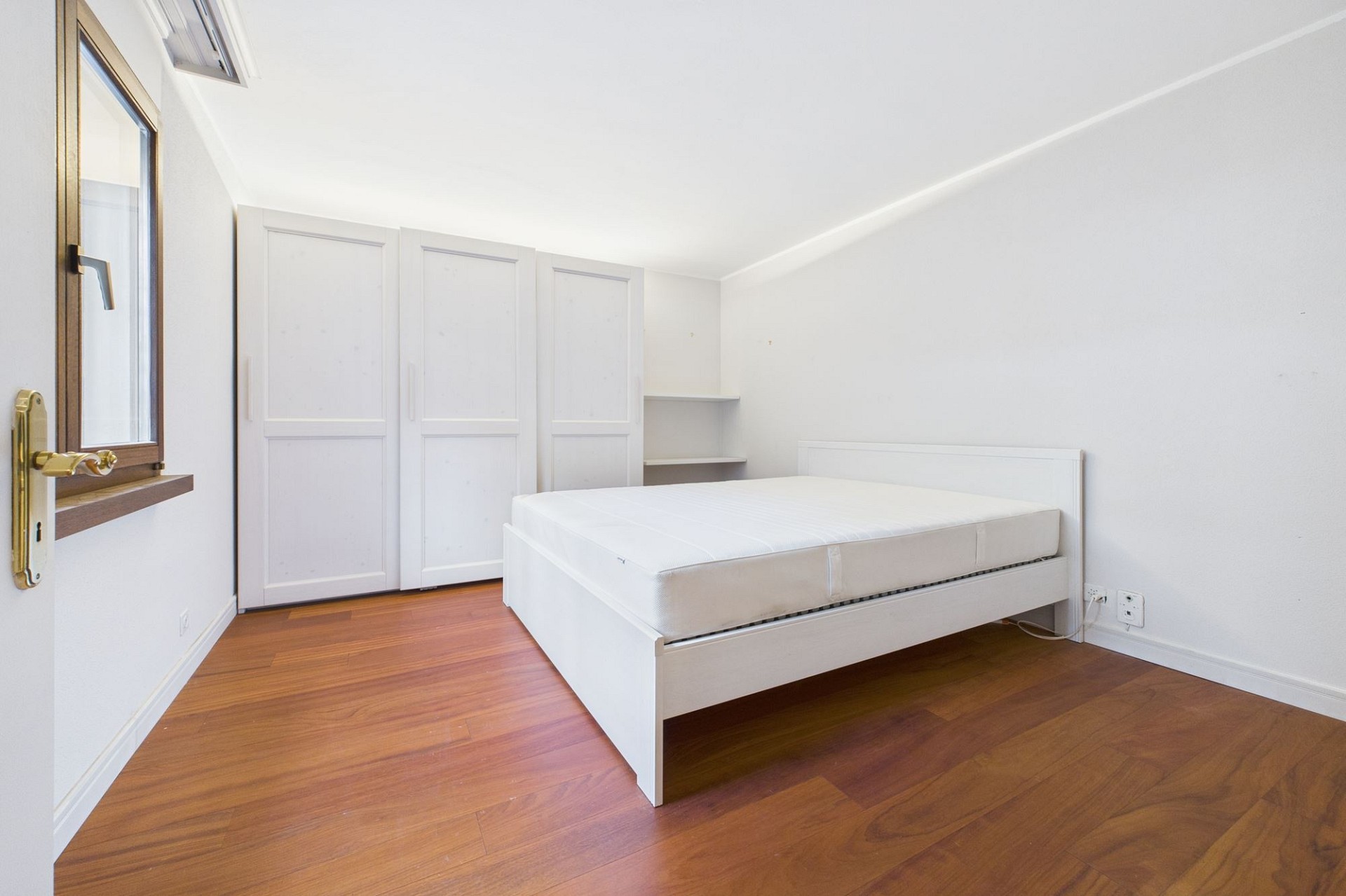 Helles Schlafzimmer mit Einbauschrank