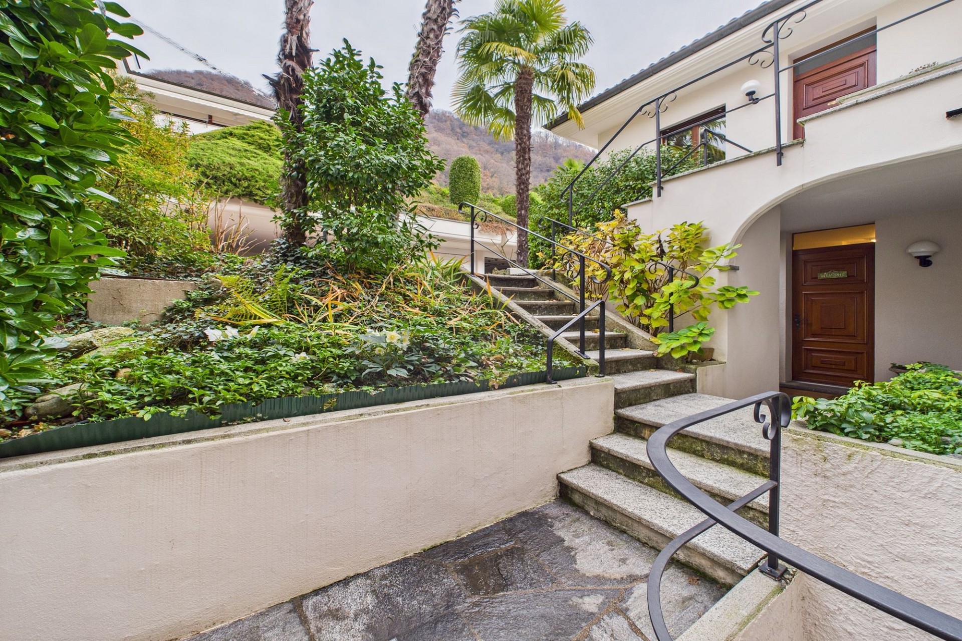 Treppenaufgang mit mediterraner Außenanlage