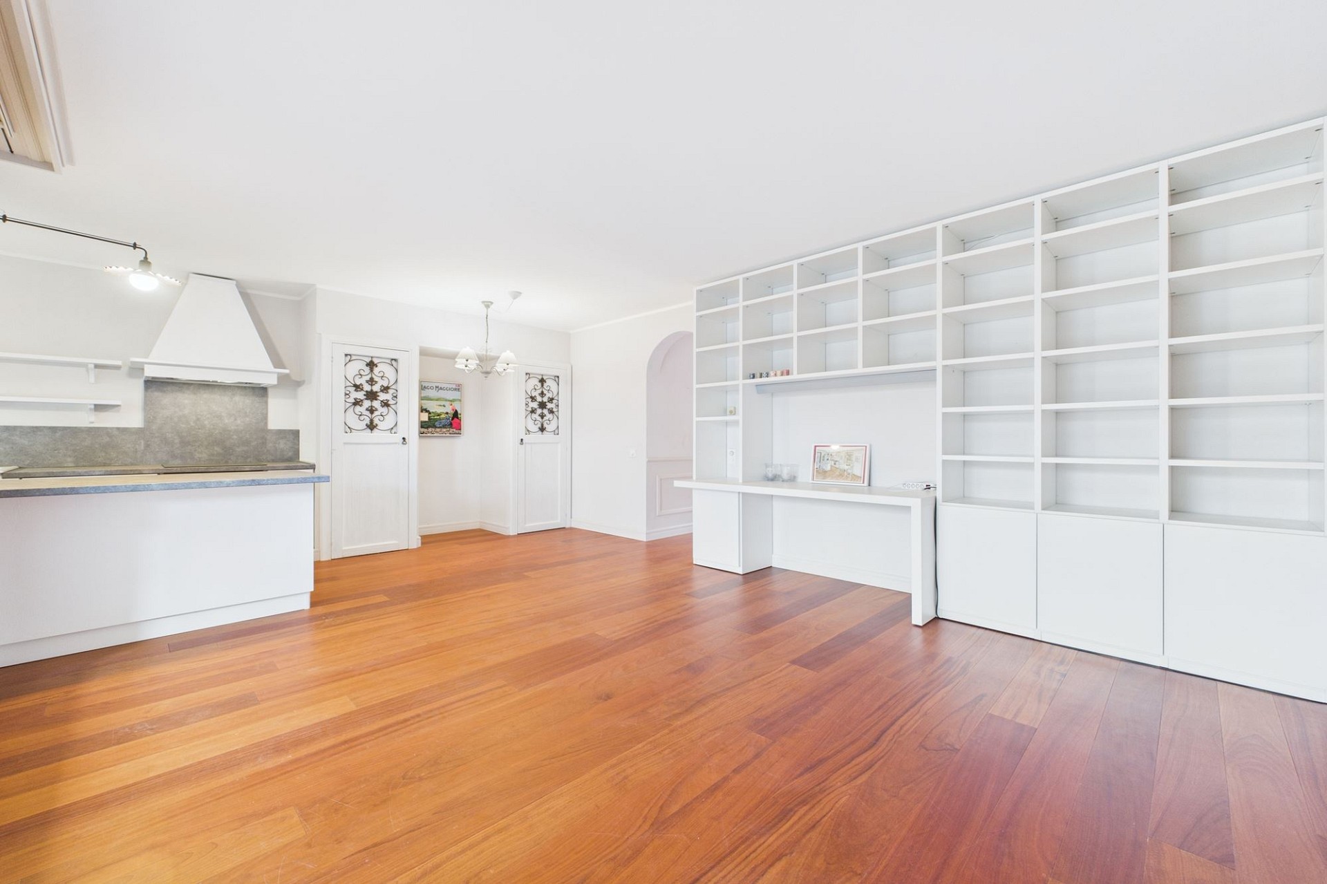 Heller Wohnraum mit eingebauter Regallösung und Holzfußboden