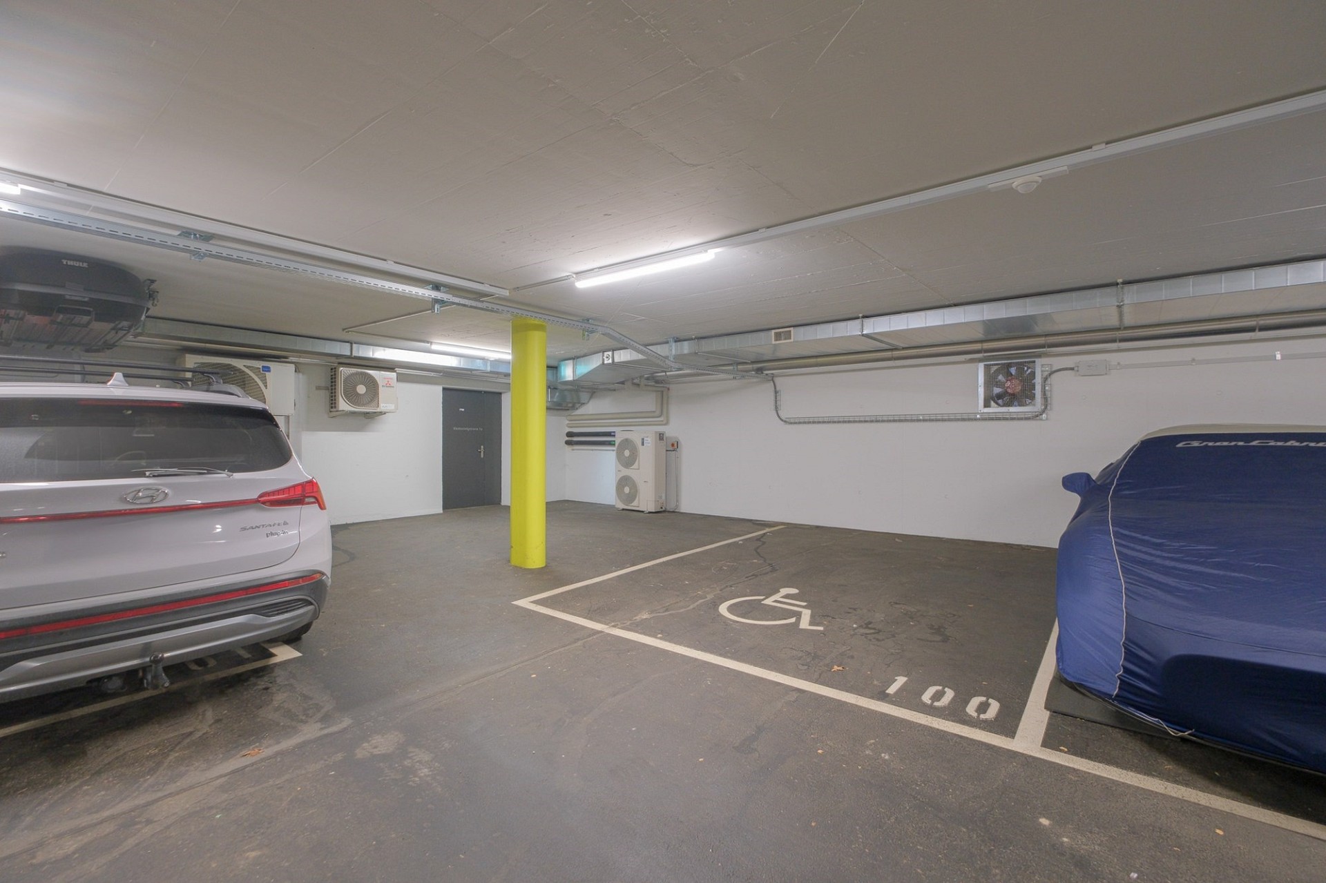 Tiefgarage mit Stellplätzen und Fahrzeugen