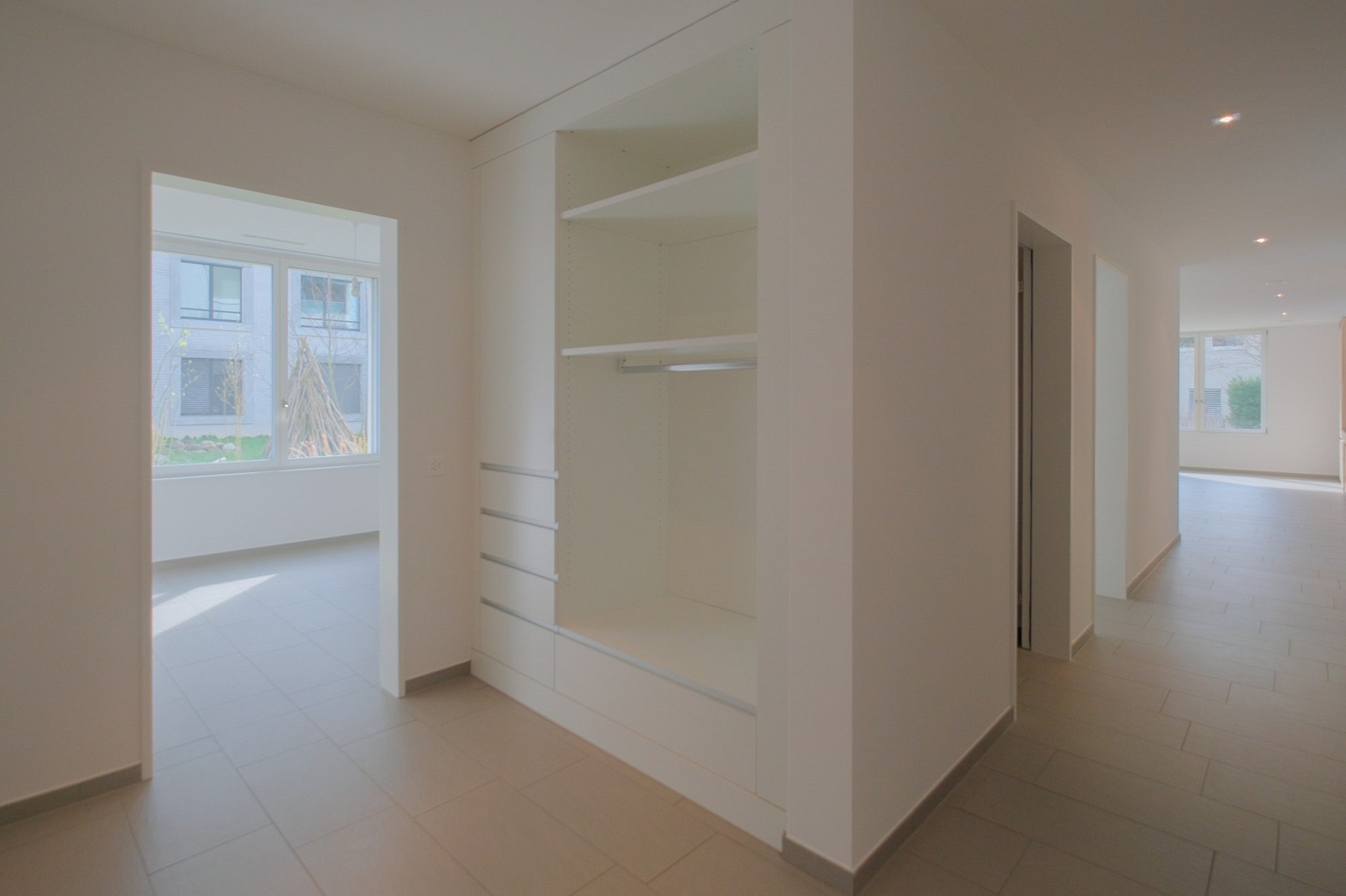 Heller Flur mit Einbauschrank