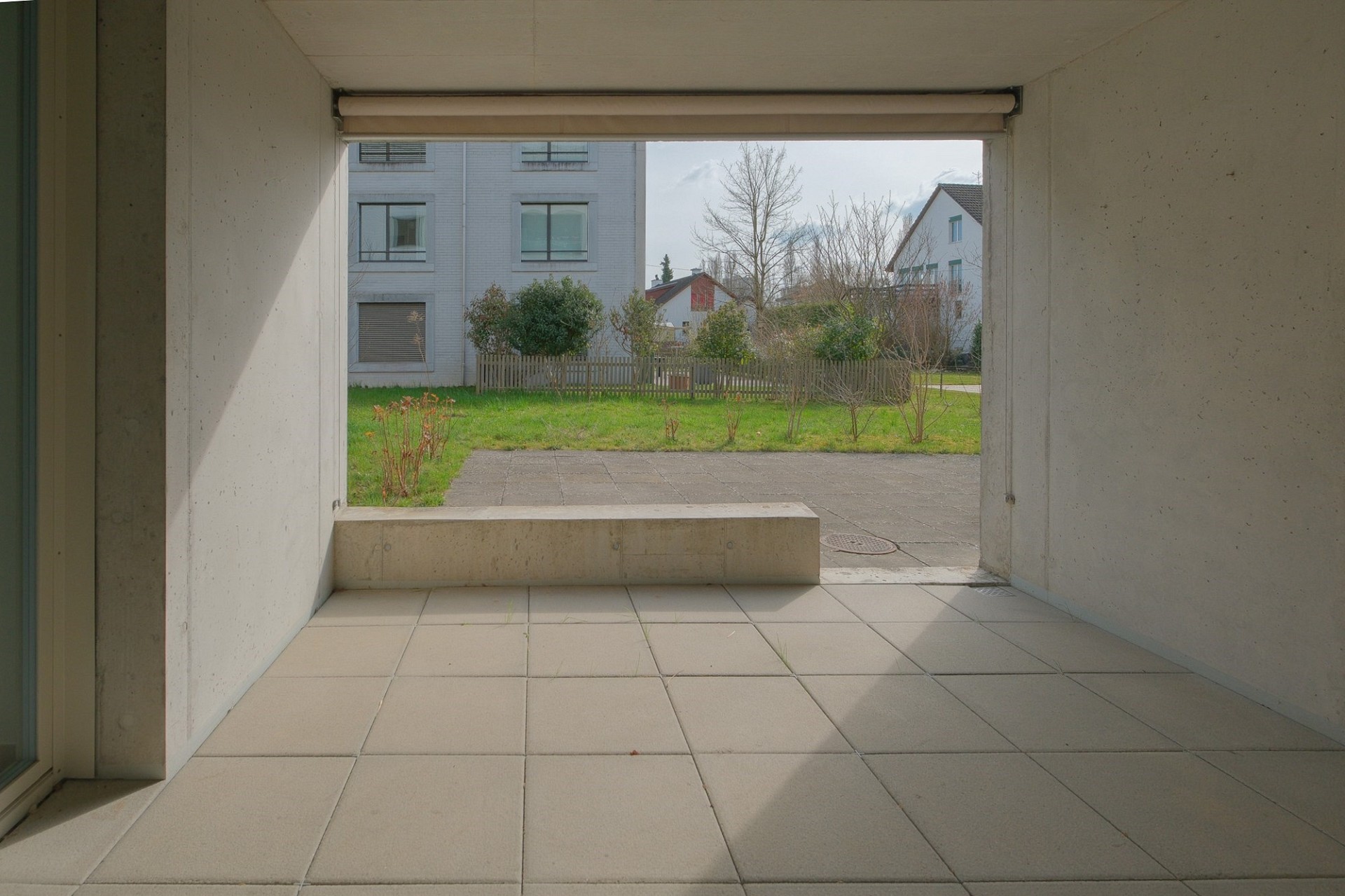 Überdachter Außenbereich mit Blick ins Grüne