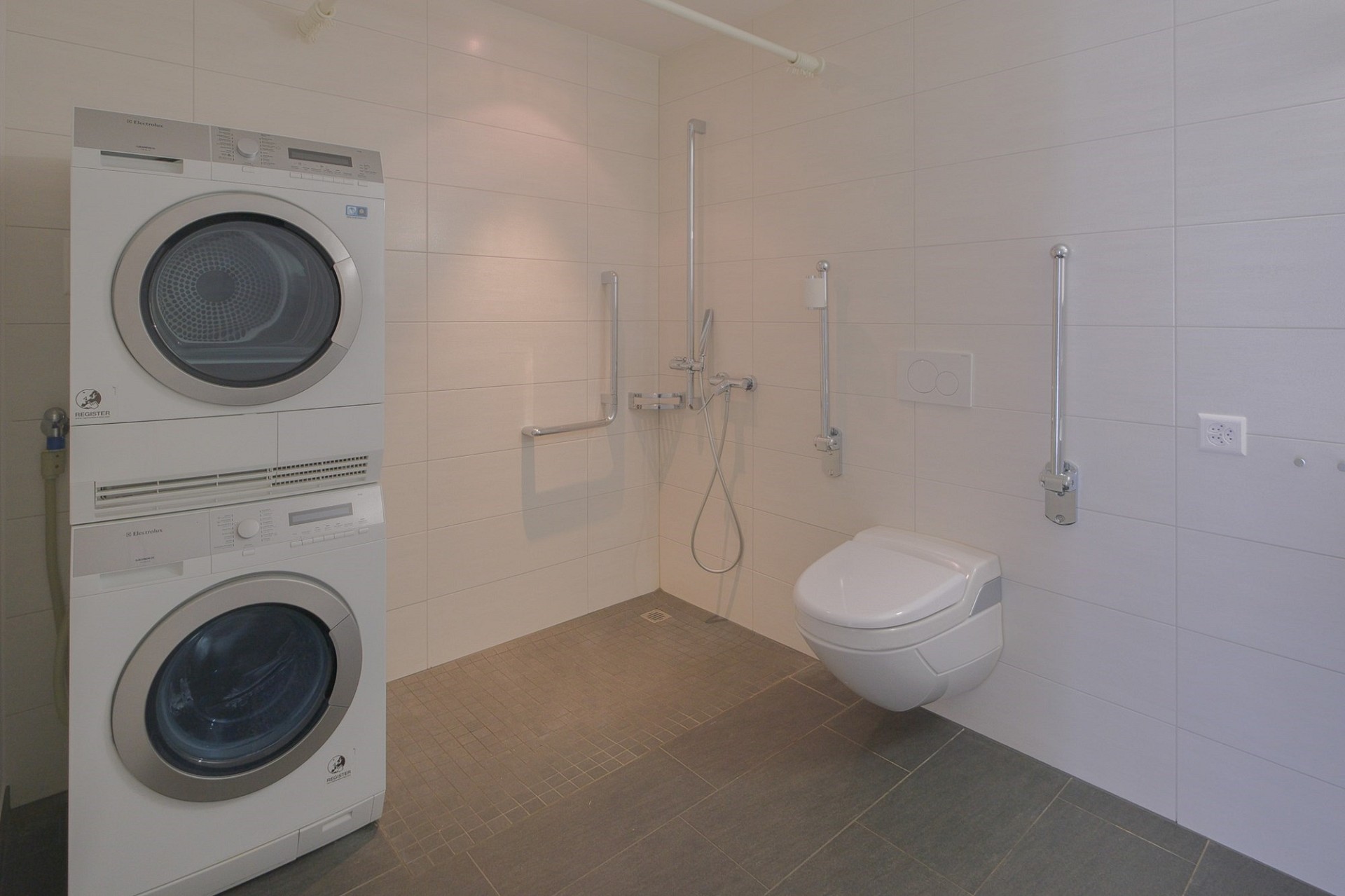 Badezimmer mit Waschmaschinen- und Trocknersäule