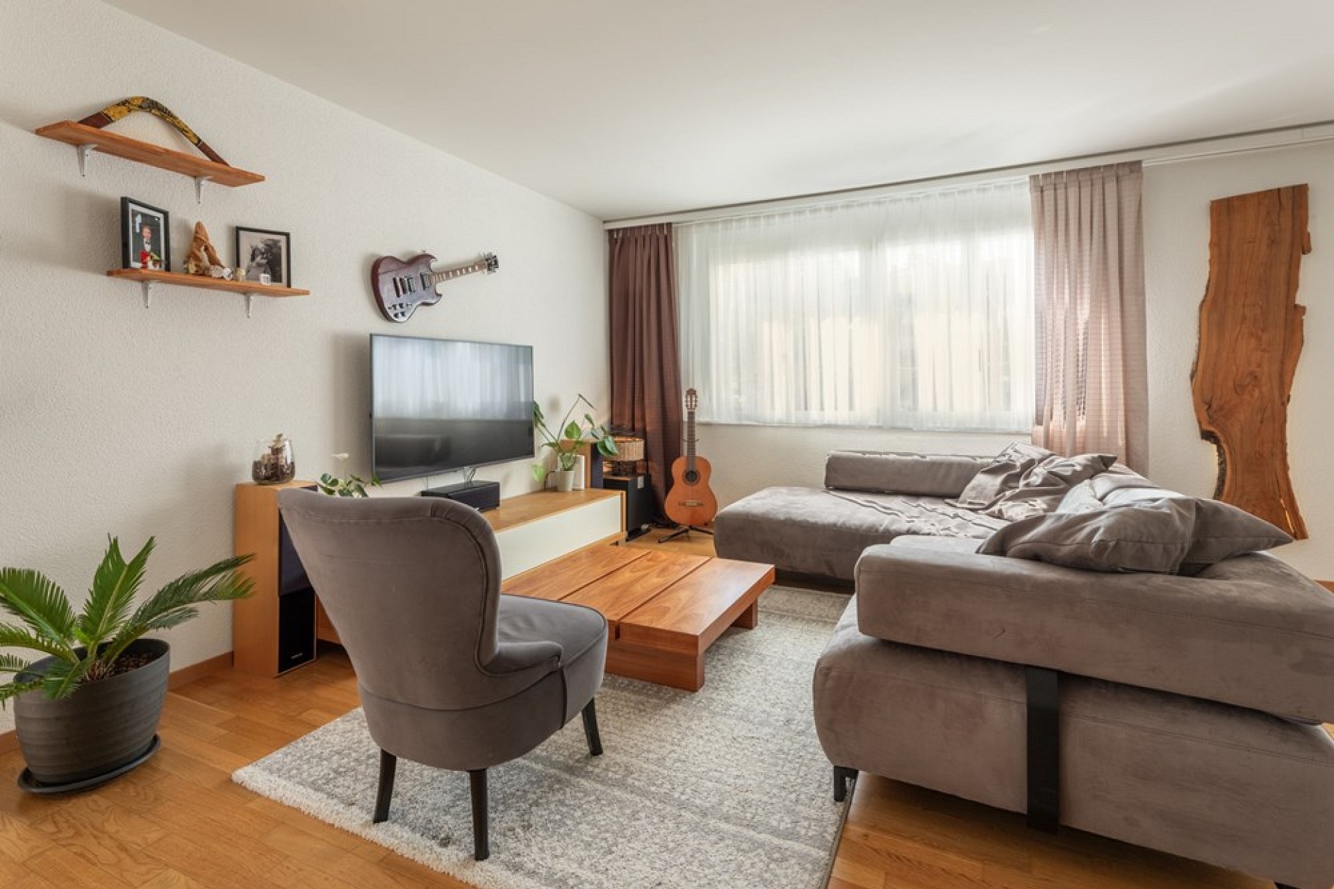 Gemütliches Wohnzimmer mit Musikecke