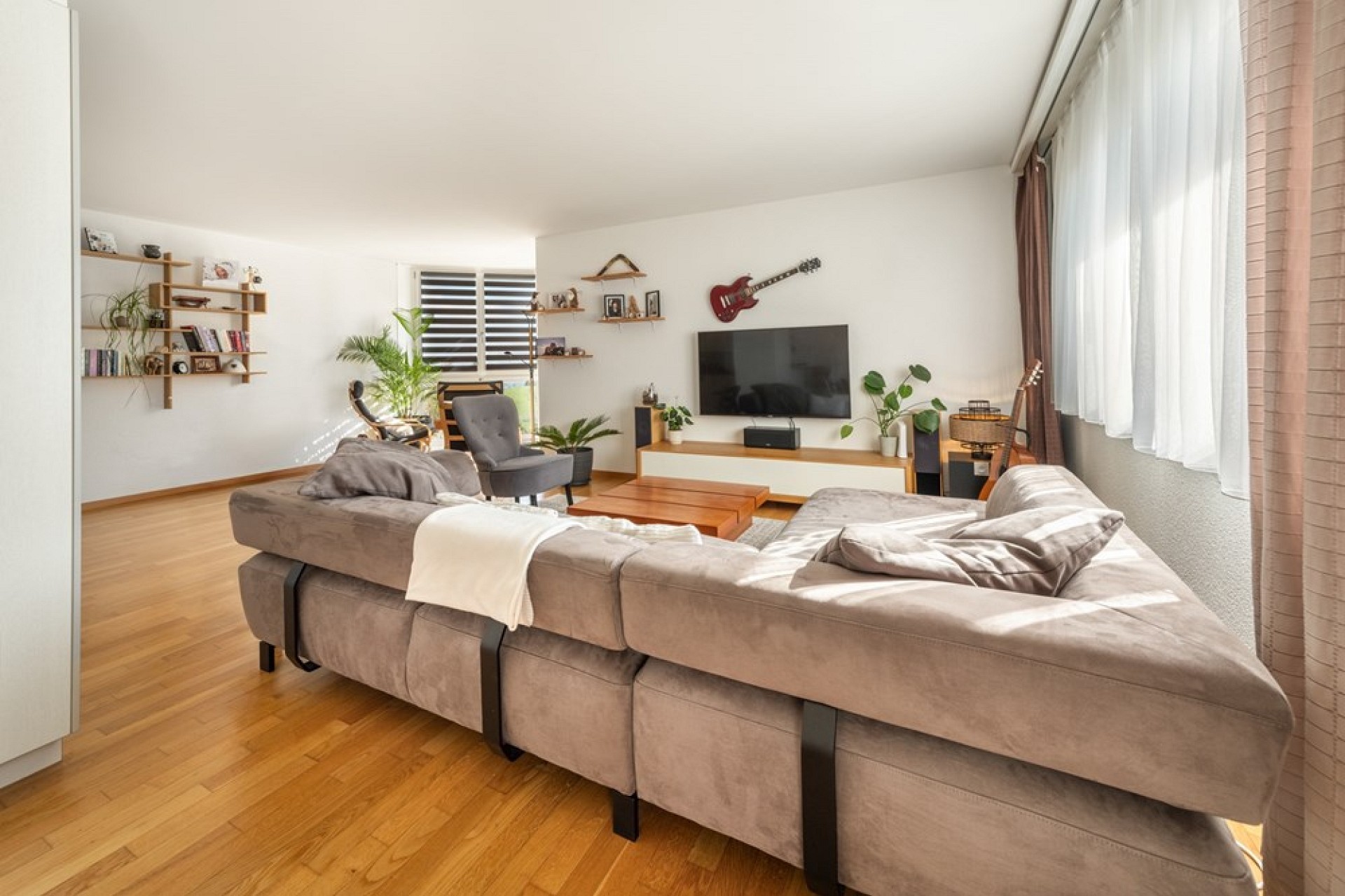 Helles Wohnzimmer mit großer Fensterfront