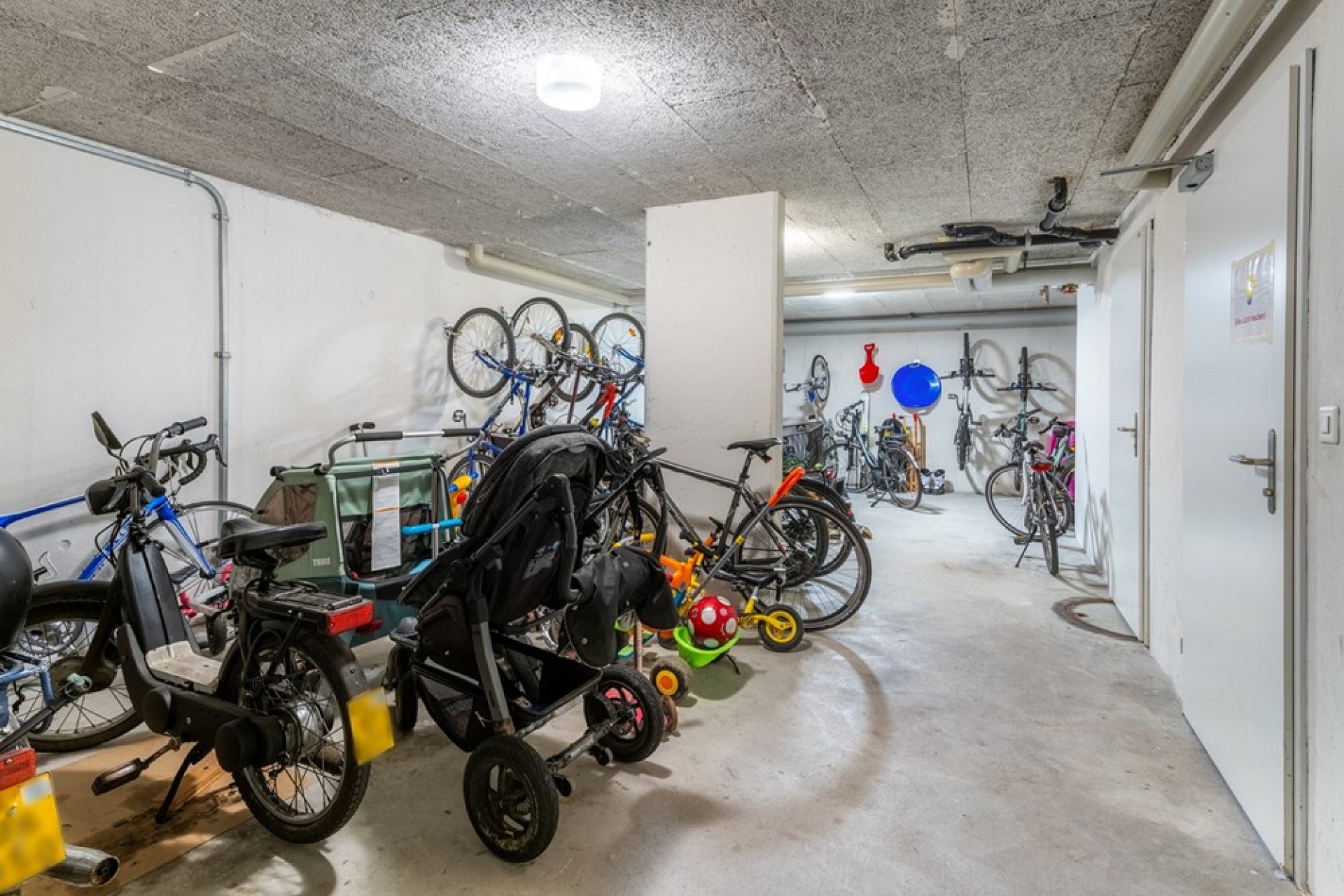 Fahrradkeller bzw. Abstellraum mit vielen Fahrrädern