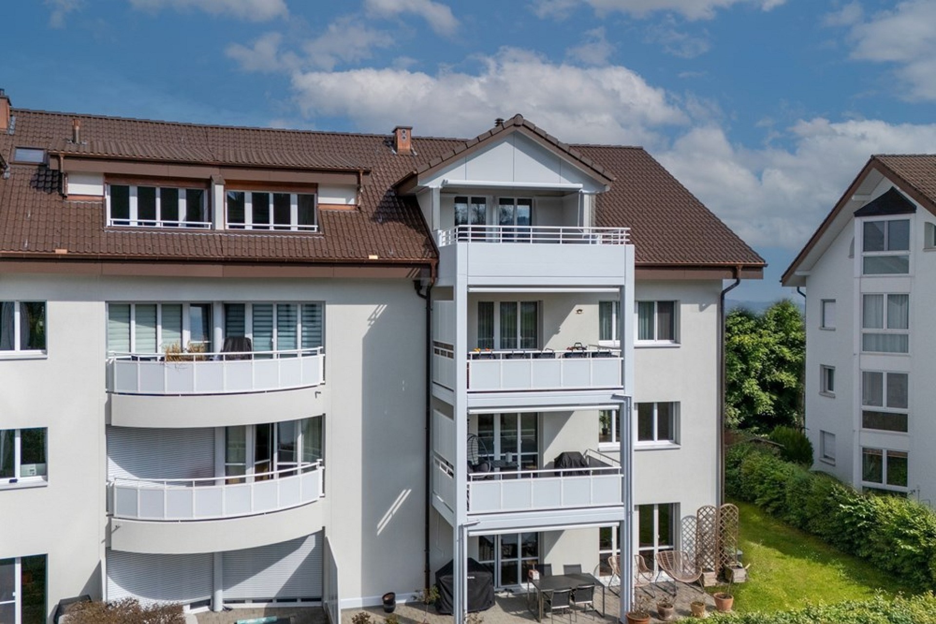 Mehrfamilienhaus mit Balkonen und Garten