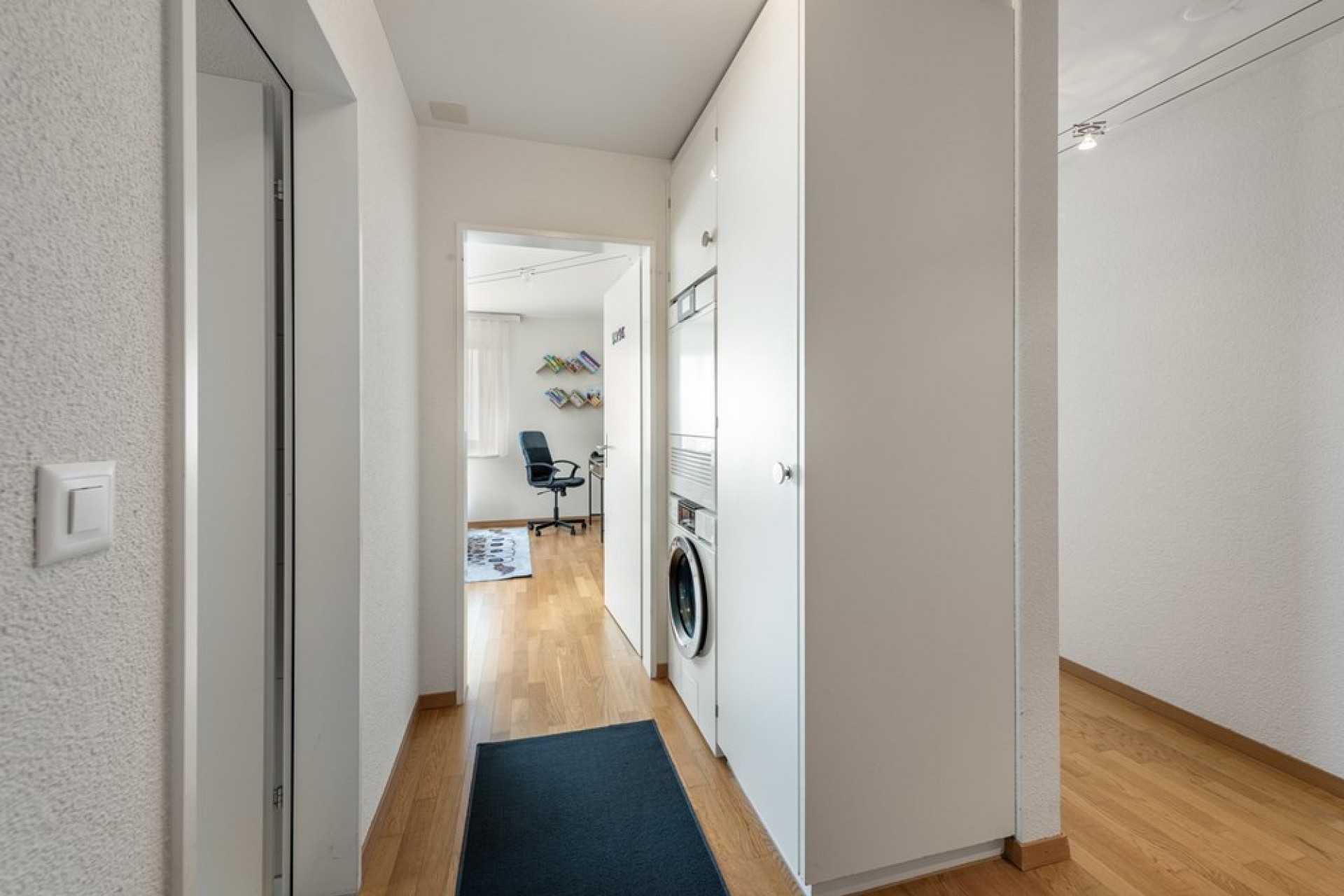 Flur mit Blick in ein Arbeitszimmer