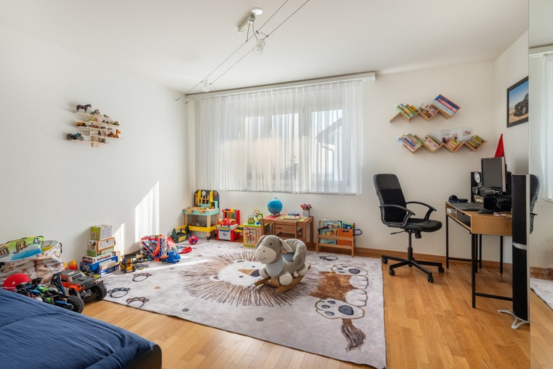 Helles Kinderzimmer mit Arbeitsbereich