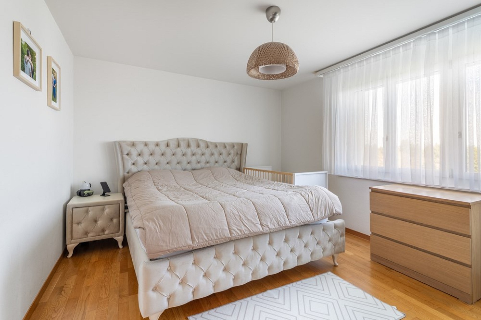 Helles Schlafzimmer mit gepolstertem Bett