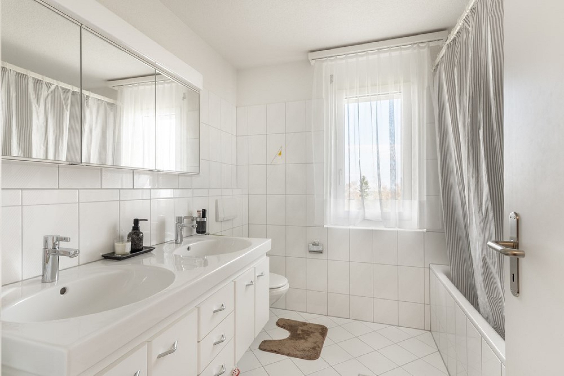 Helles Badezimmer mit Doppelwaschtisch