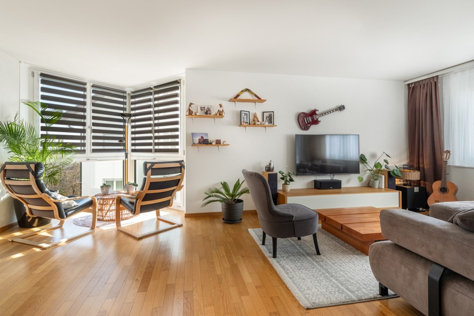 Helles Wohnzimmer mit Leseecke und TV-Bereich