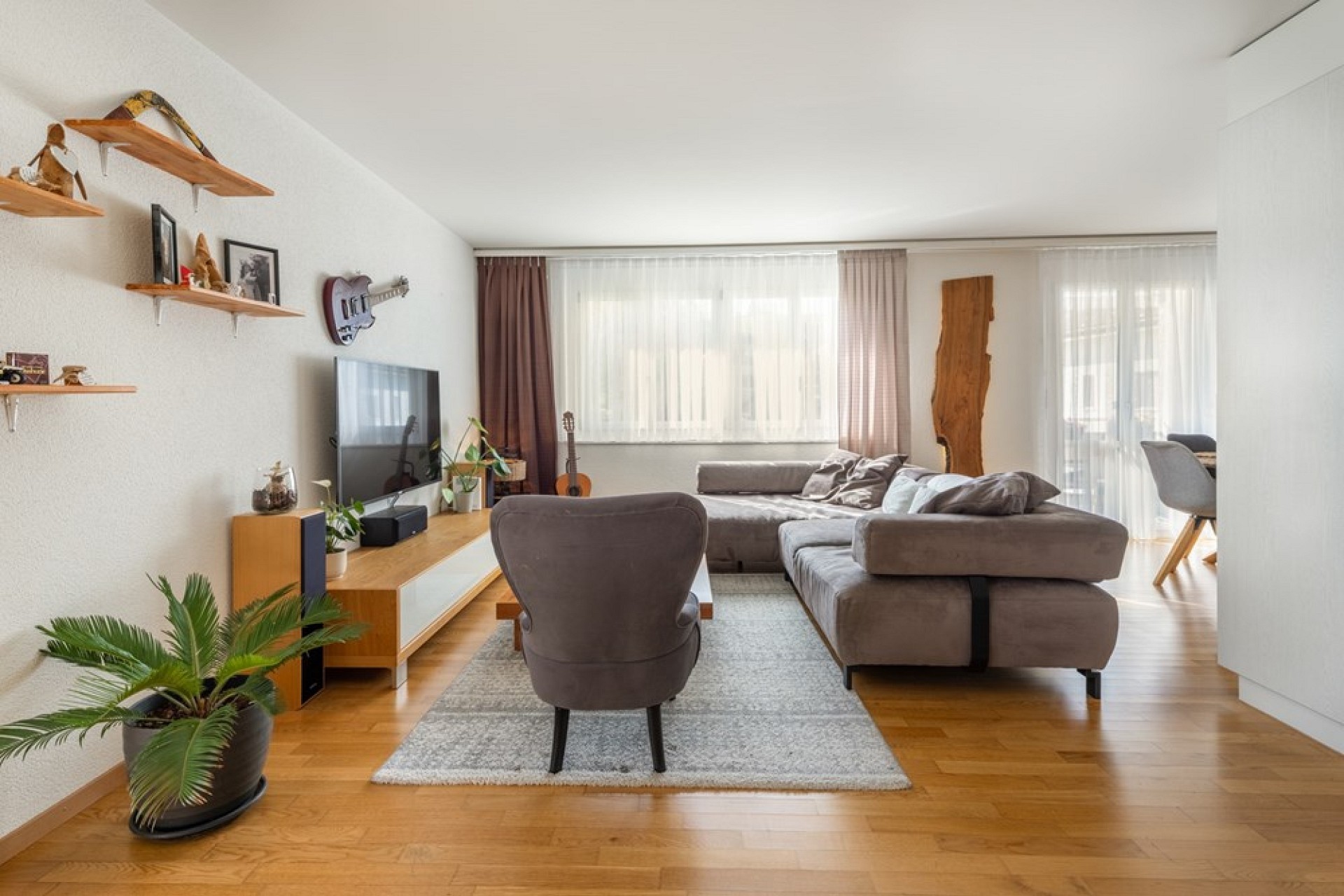 Heller Wohnraum mit Sofa und TV