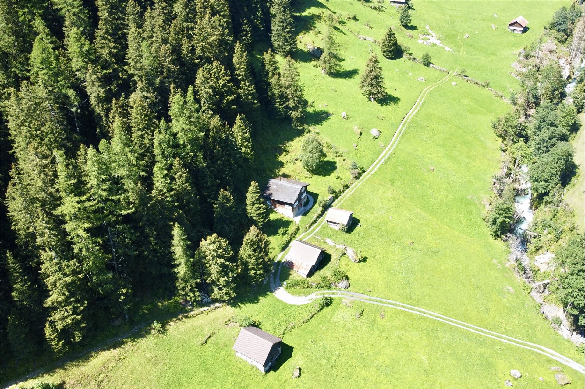 Alpenlandschaft mit Gebäuden aus der Luft