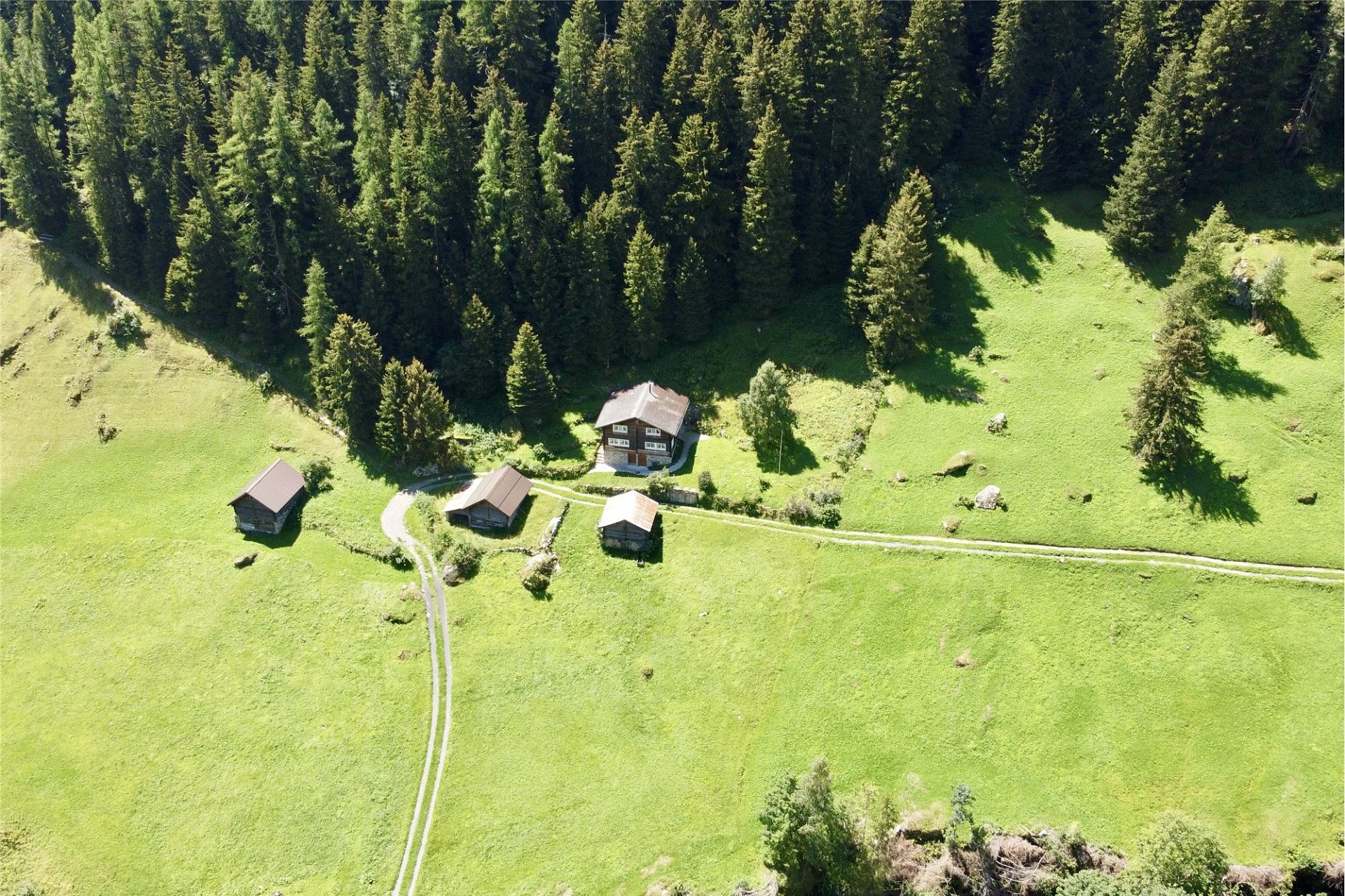 Alpine Luftaufnahme eines abgelegenen Anwesens