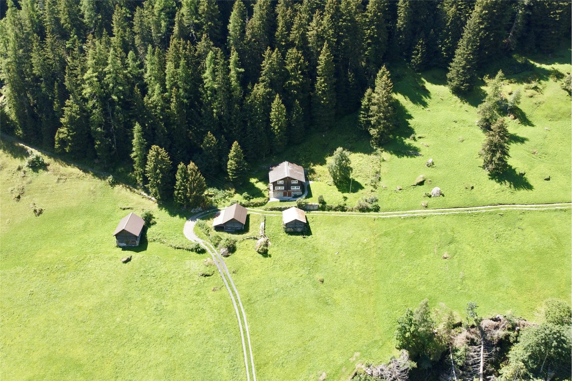 Alpine Luftaufnahme eines abgelegenen Gehöfts