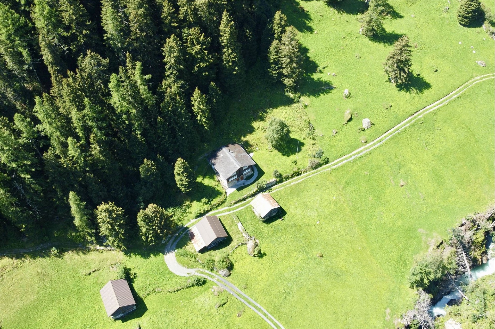 Luftaufnahme eines abgelegenen Grundstücks mit mehreren kleinen Gebäuden