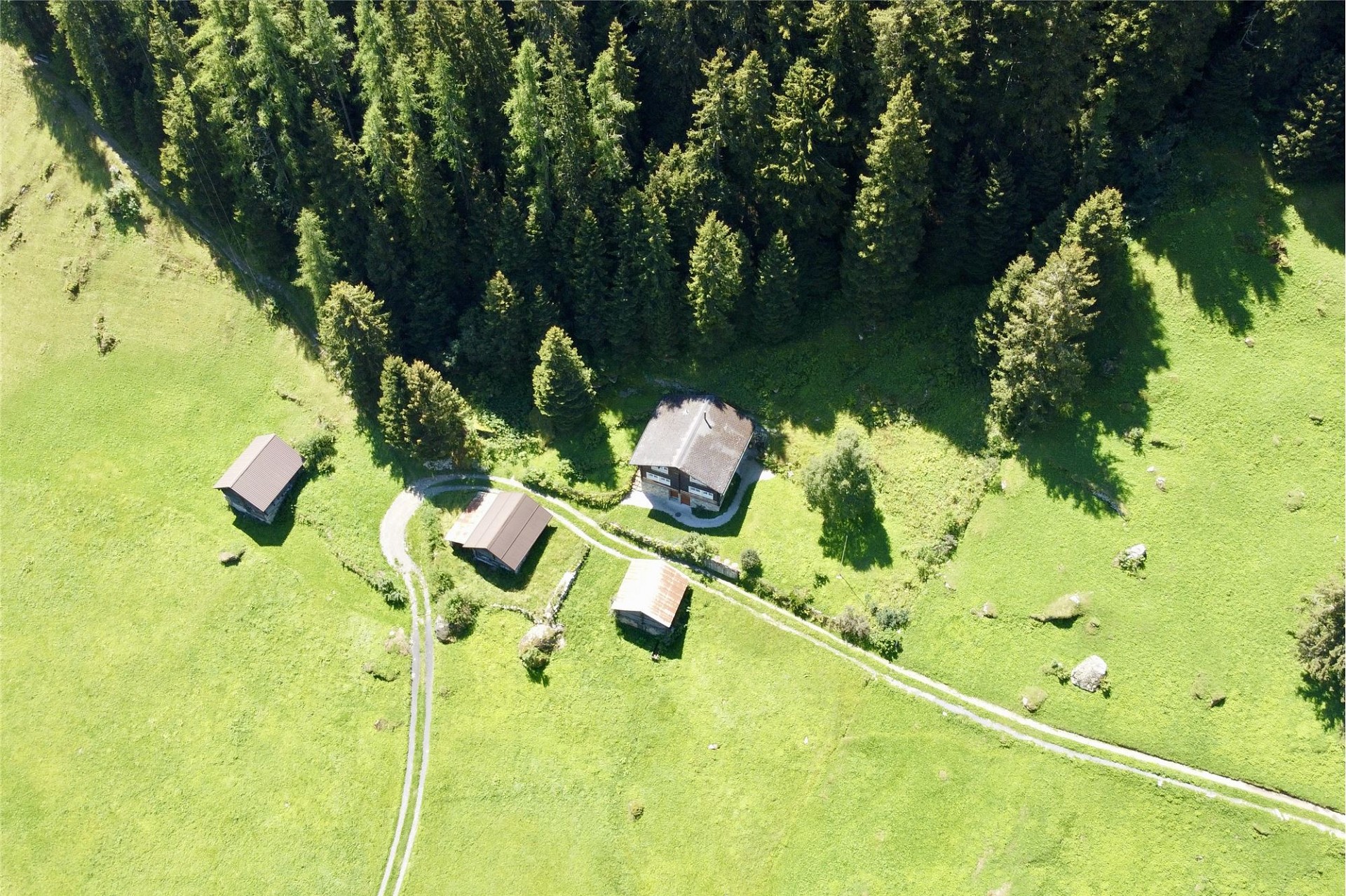 Luftaufnahme eines abgelegenen Berggehöfts