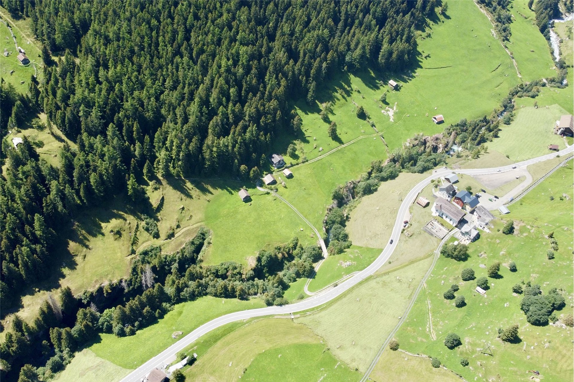 Luftaufnahme einer ländlichen Tallandschaft