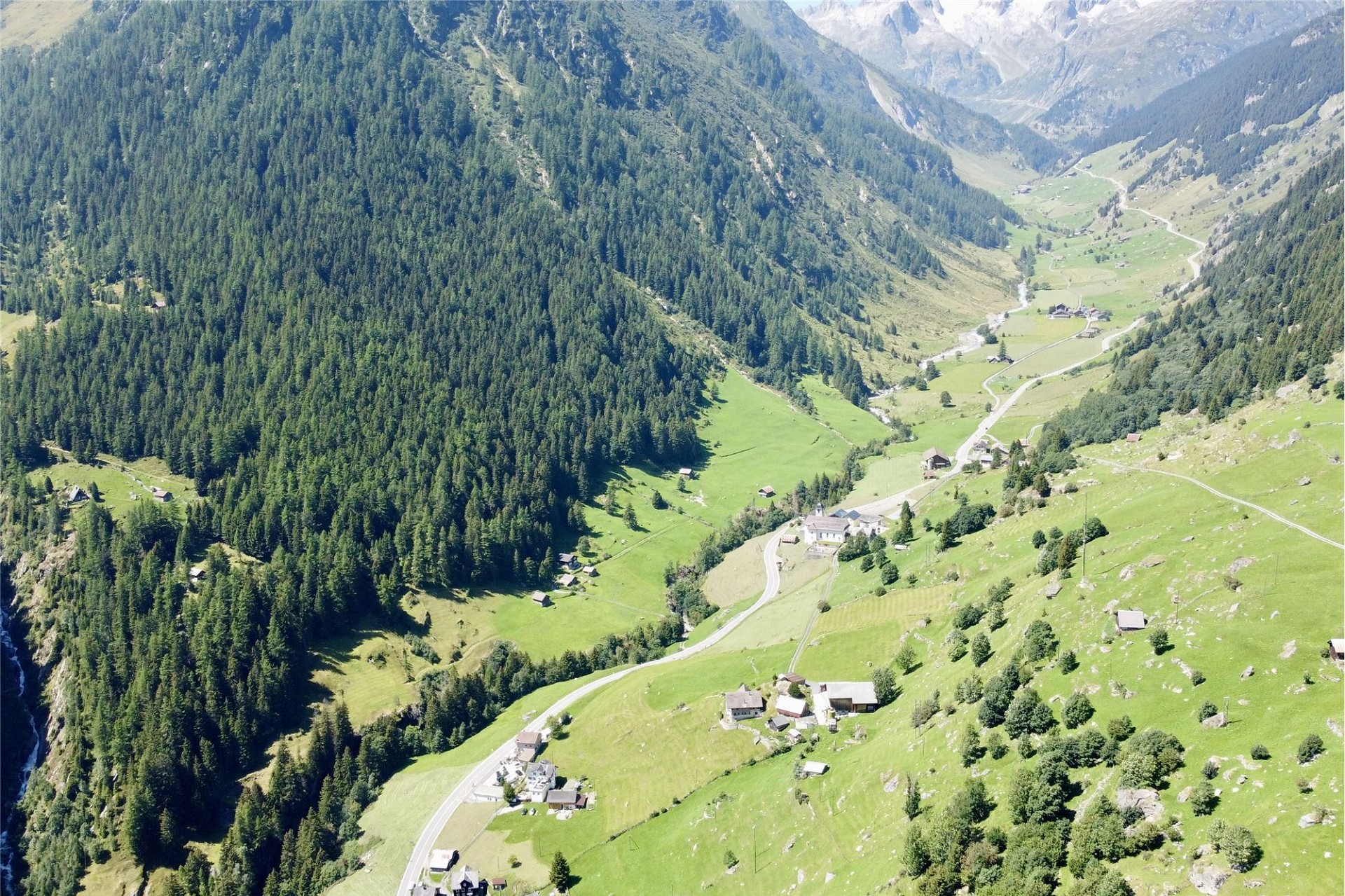 Alpine Tal mit verstreuten Gebäuden
