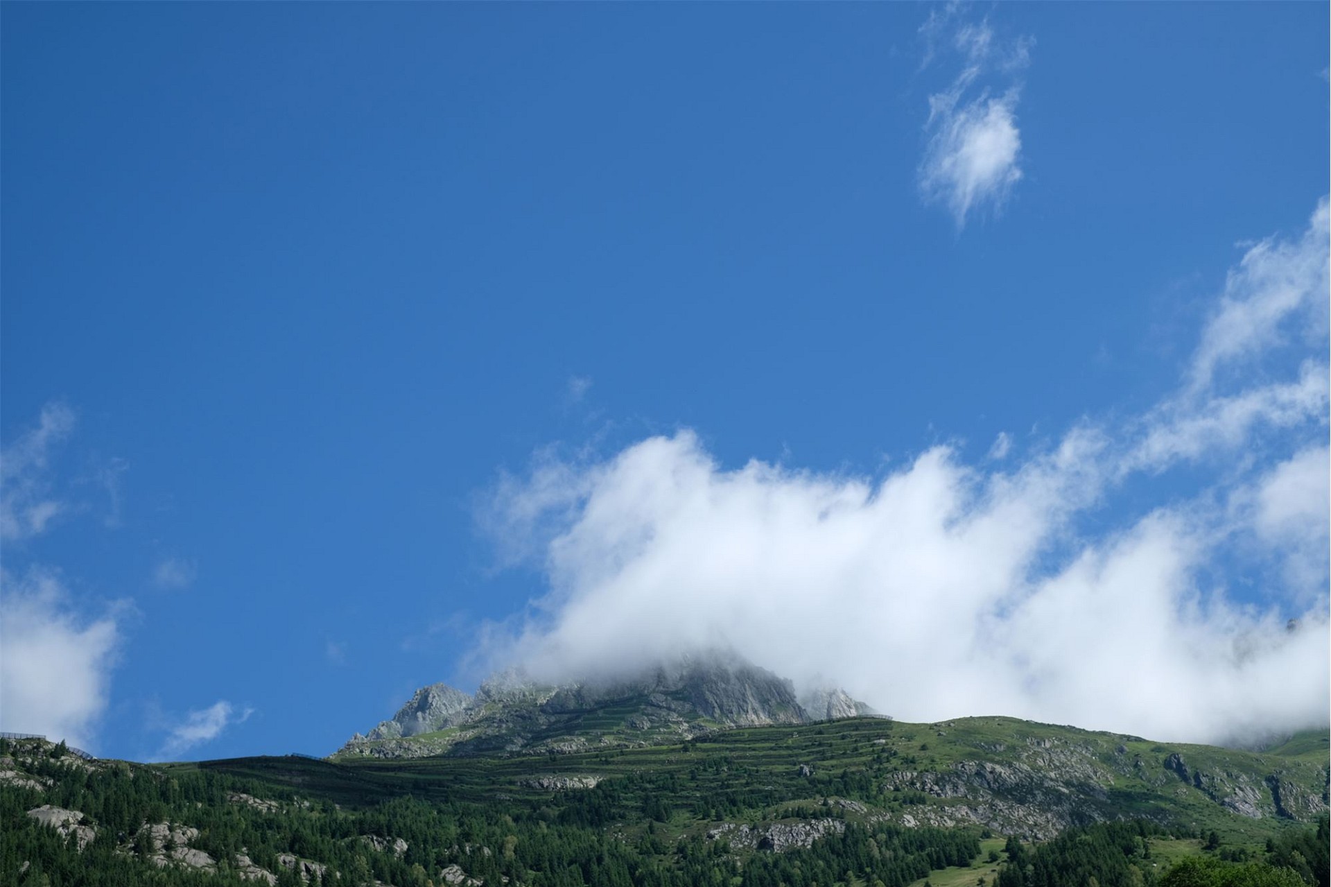 Berglandschaft unter blauem Himmel