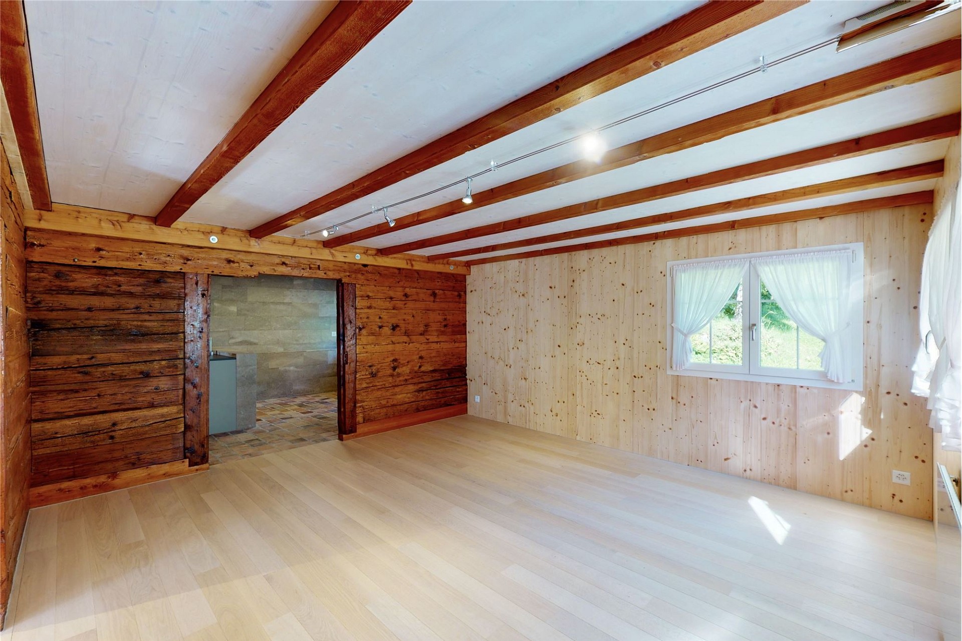 Heller Holzraum mit sichtbaren Balken