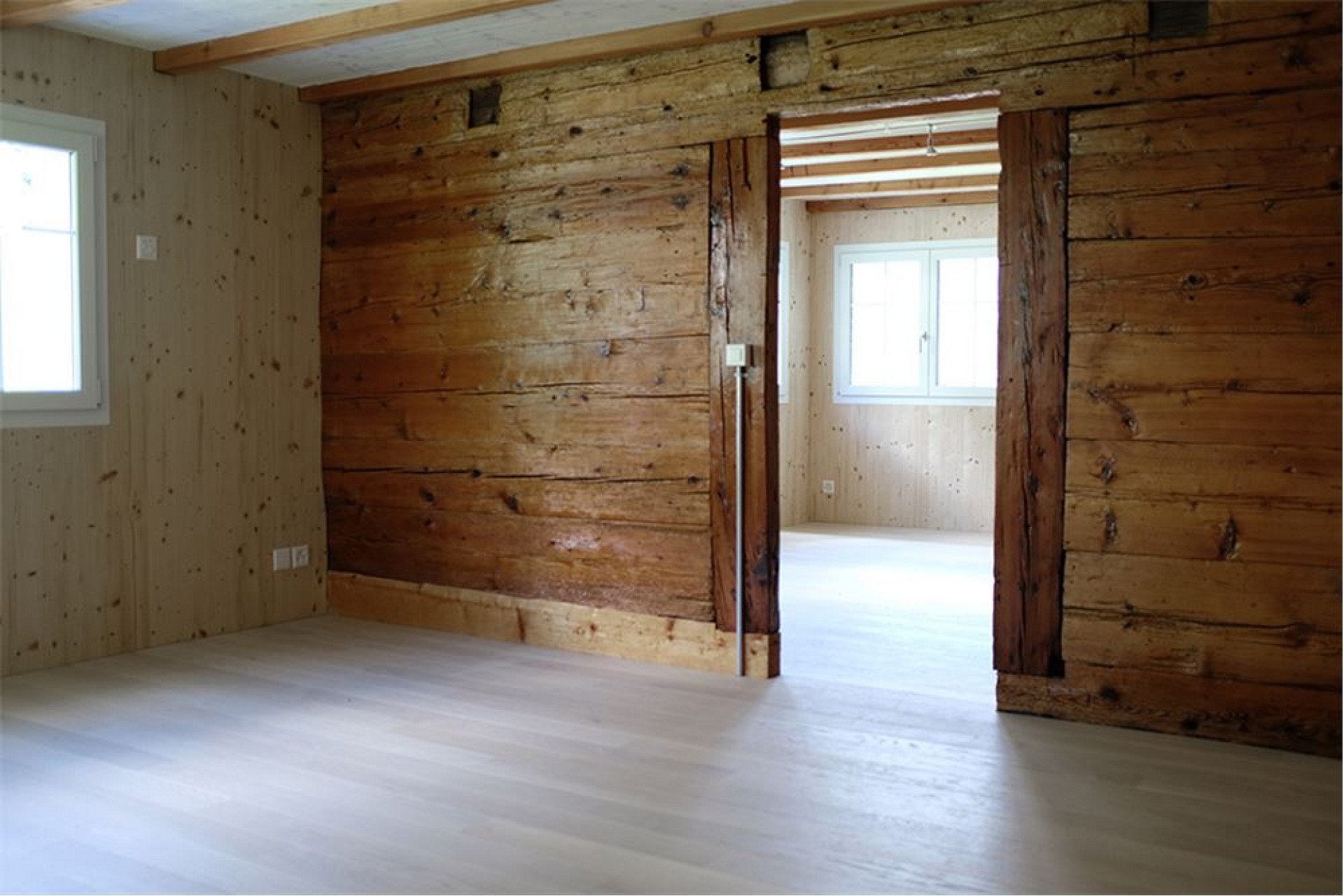 Rustikaler Innenraum mit Holzwänden