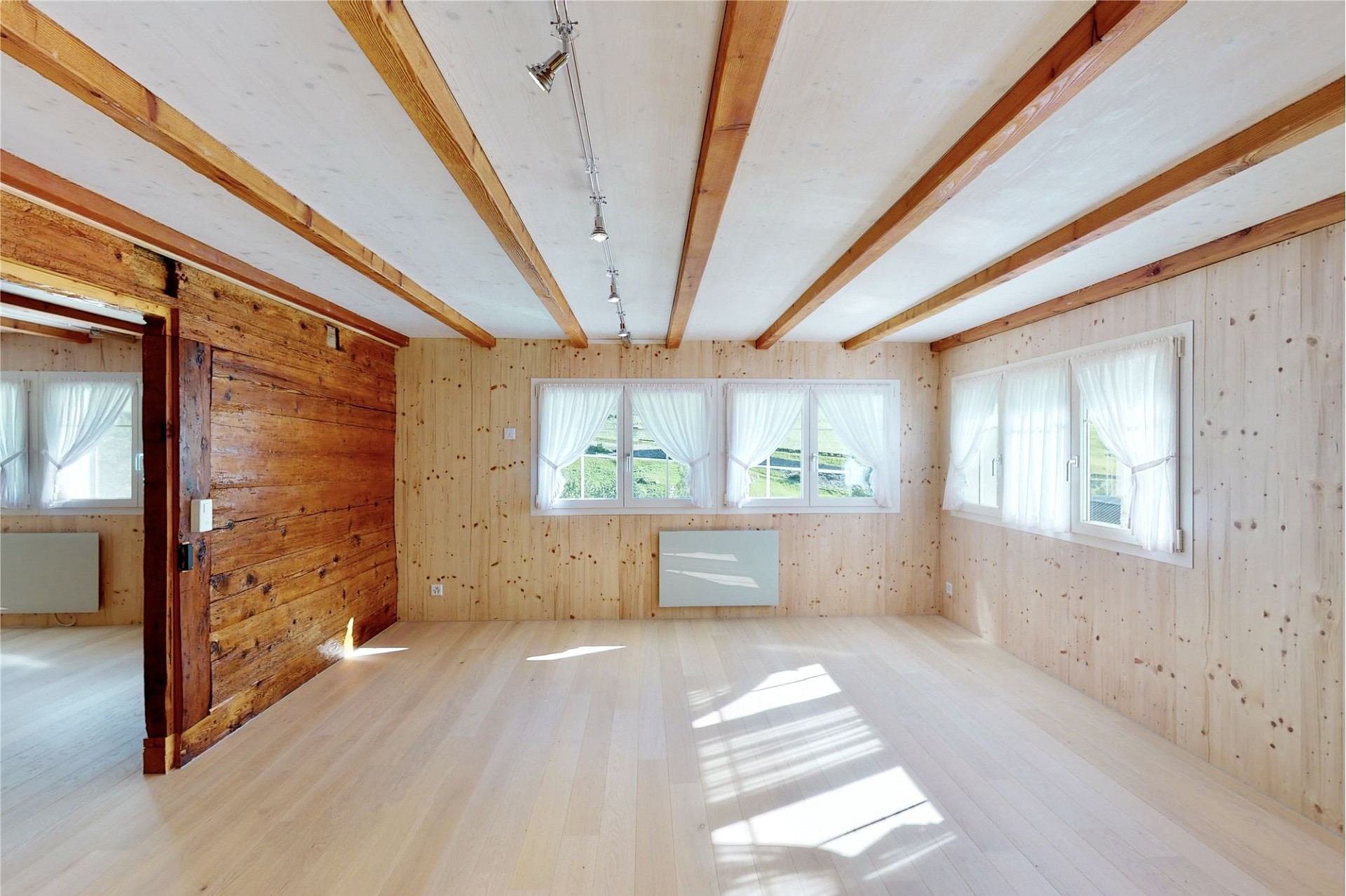 Heller leerer Raum mit Holzdecke