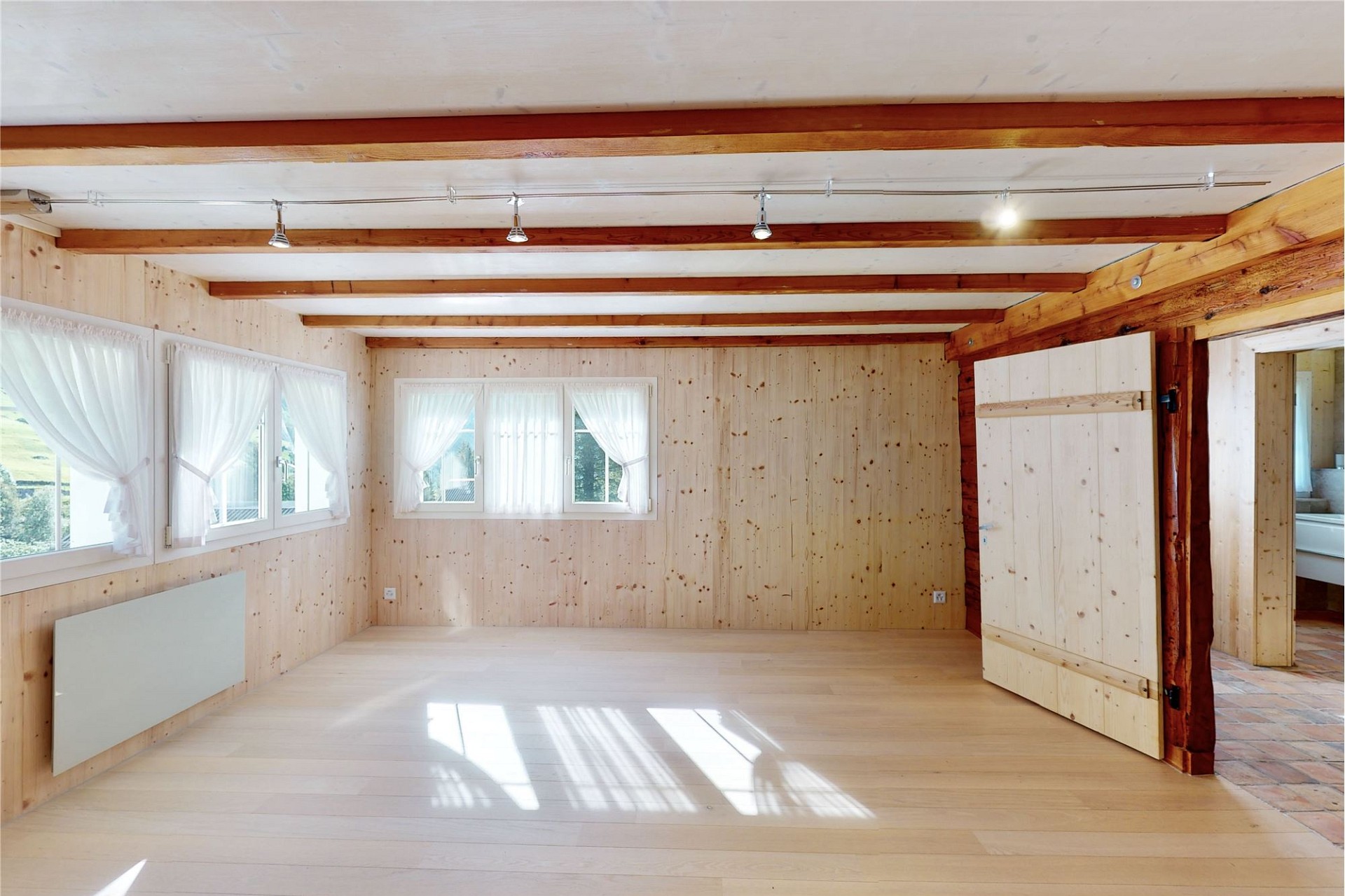 Heller Holzraum mit sichtbaren Deckenbalken