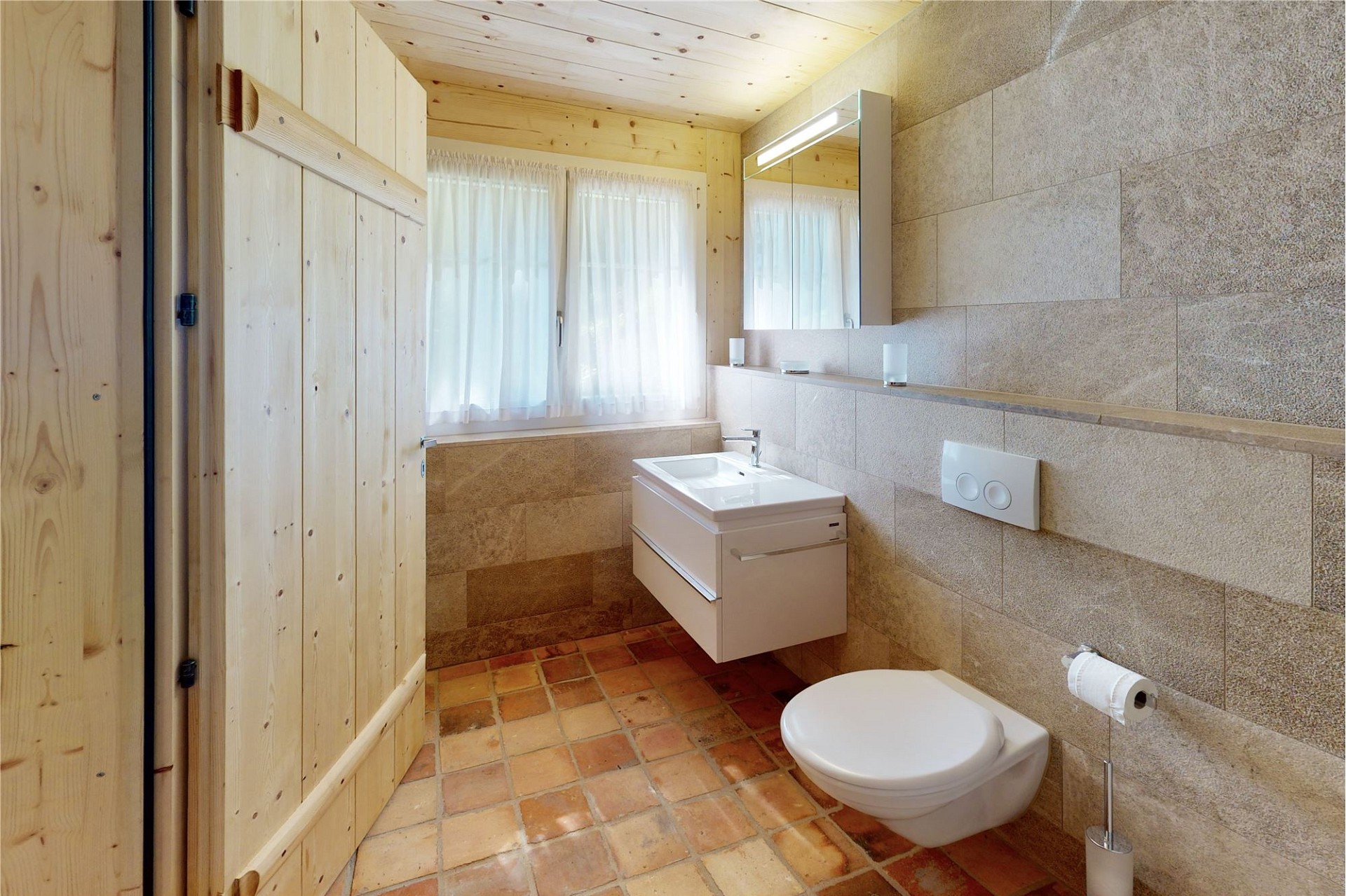 Helles Badezimmer mit Holz und Naturstein