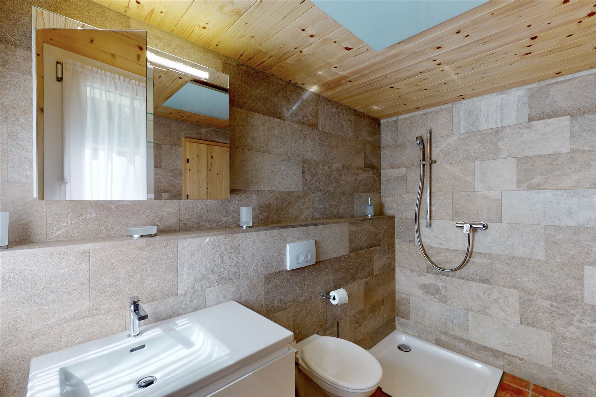 Modernes Bad mit Natursteinoptik und Holzbalkendecke