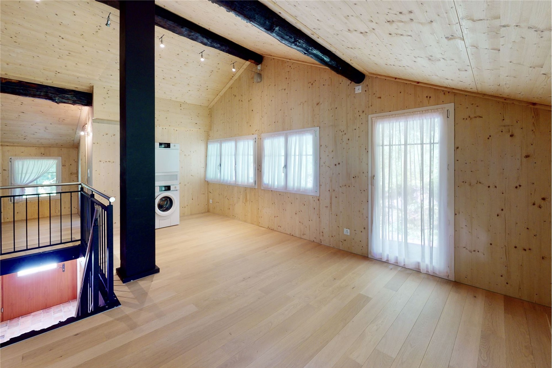 Ausgebauter Dachraum mit Holzverkleidung