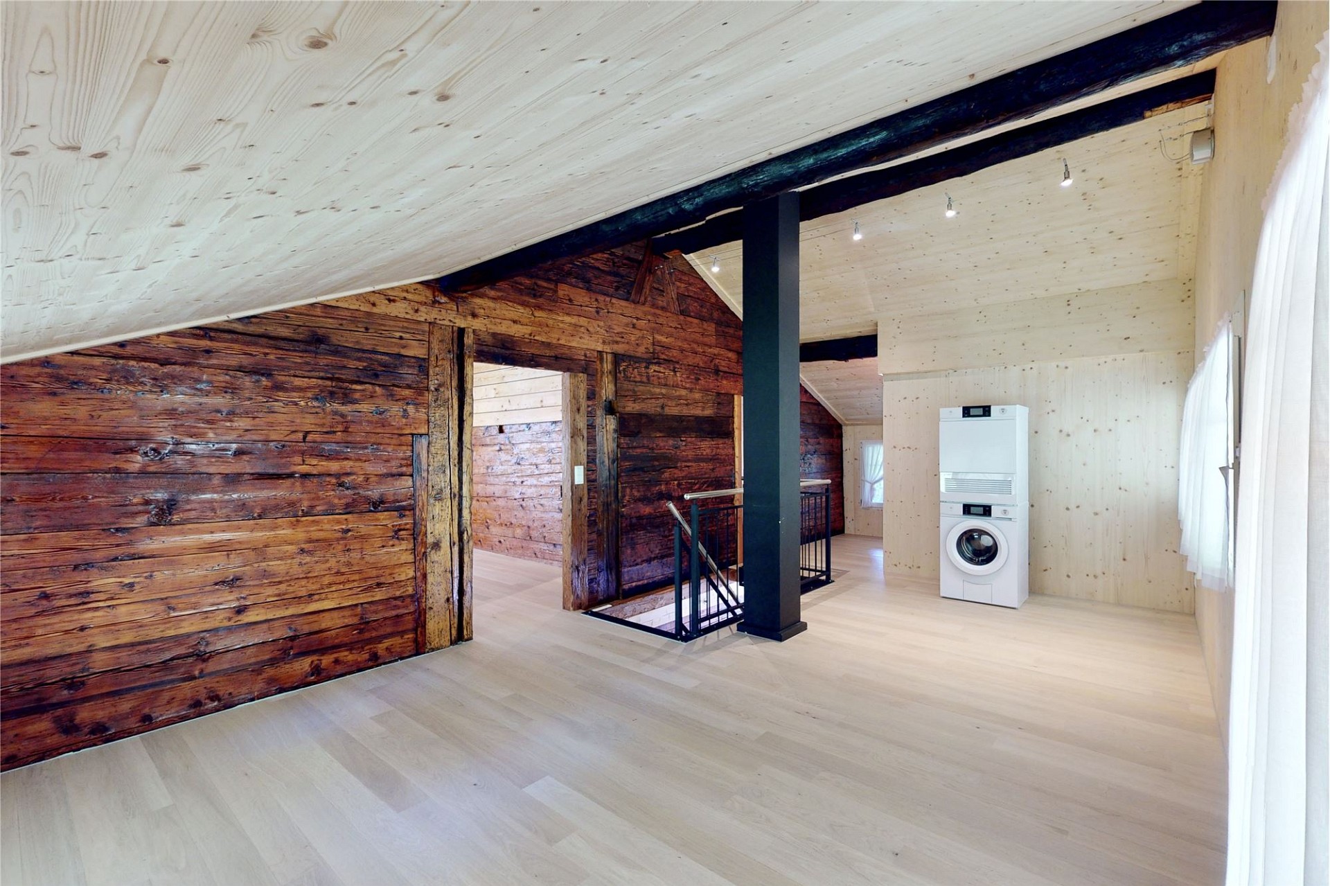 Dachgeschoss mit Holzverkleidung und Treppe