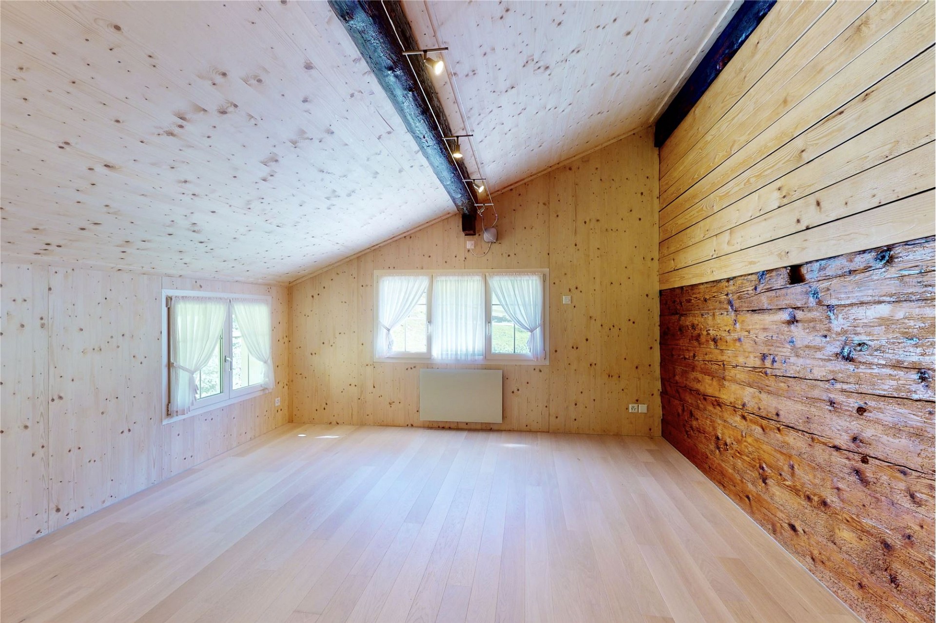 Heller Holzraum mit Dachschräge