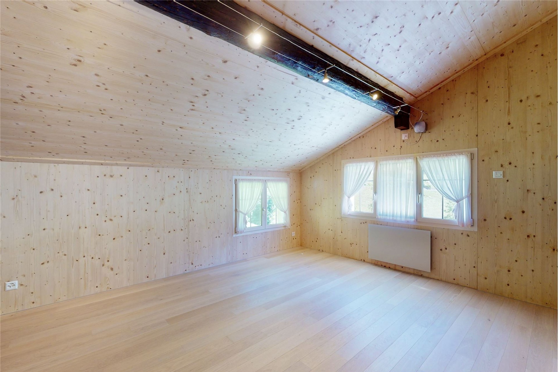 Heller Dachraum mit Holzverkleidung