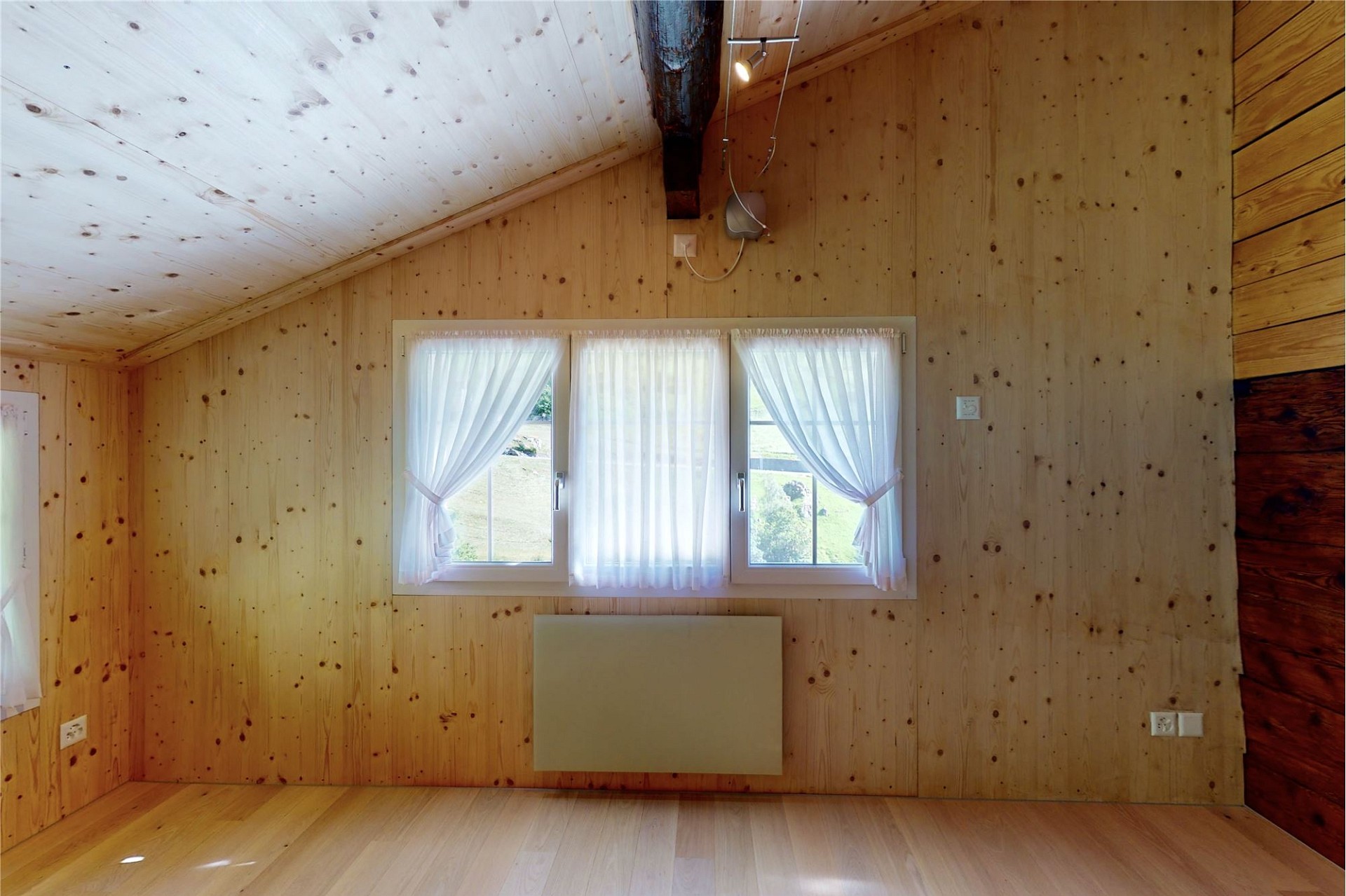 Holzverkleideter Dachraum mit Fenster