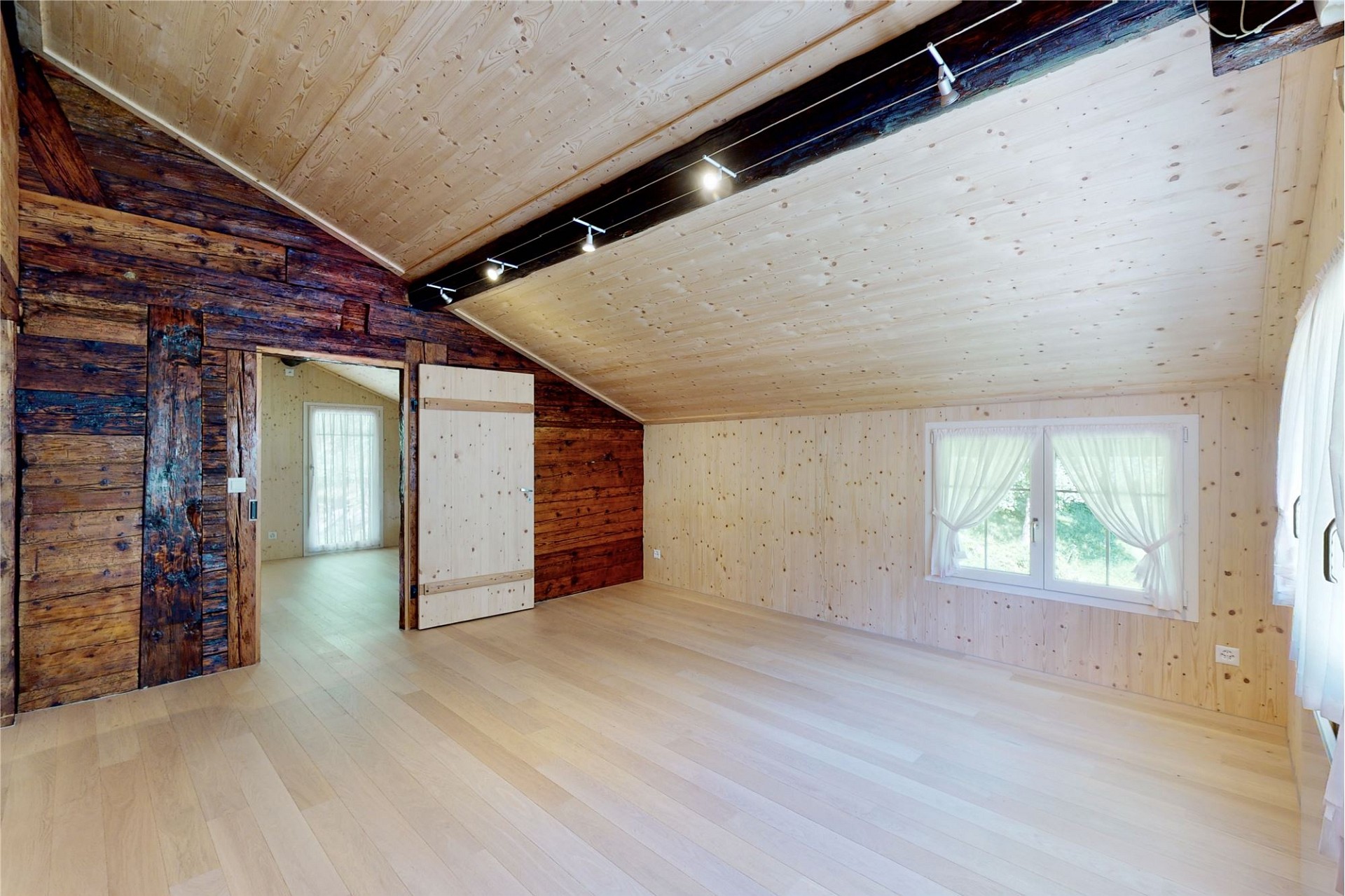 Helles Dachgeschosszimmer mit Holzausbau