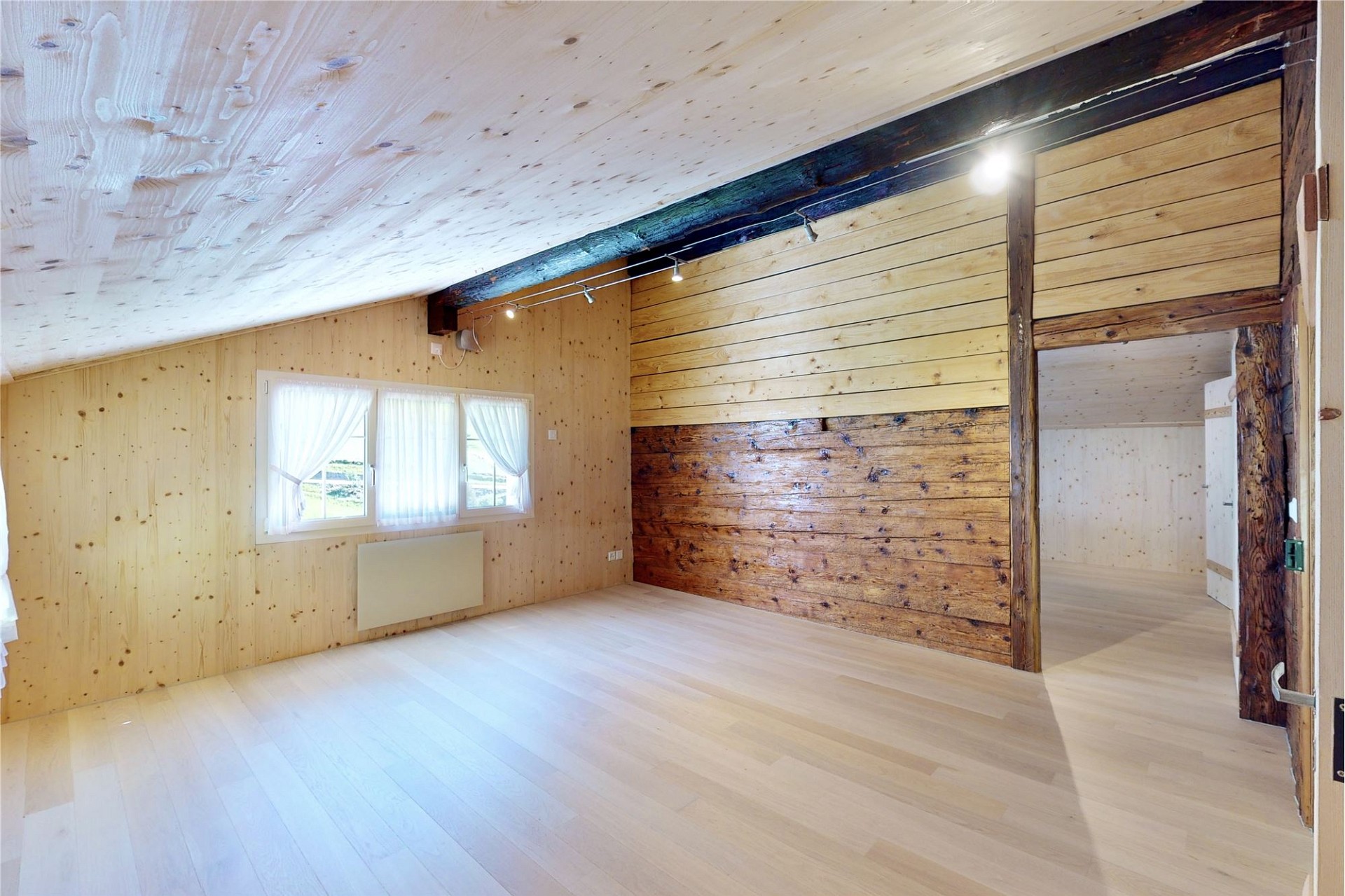 Helles Holz-Zimmer mit Dachschräge