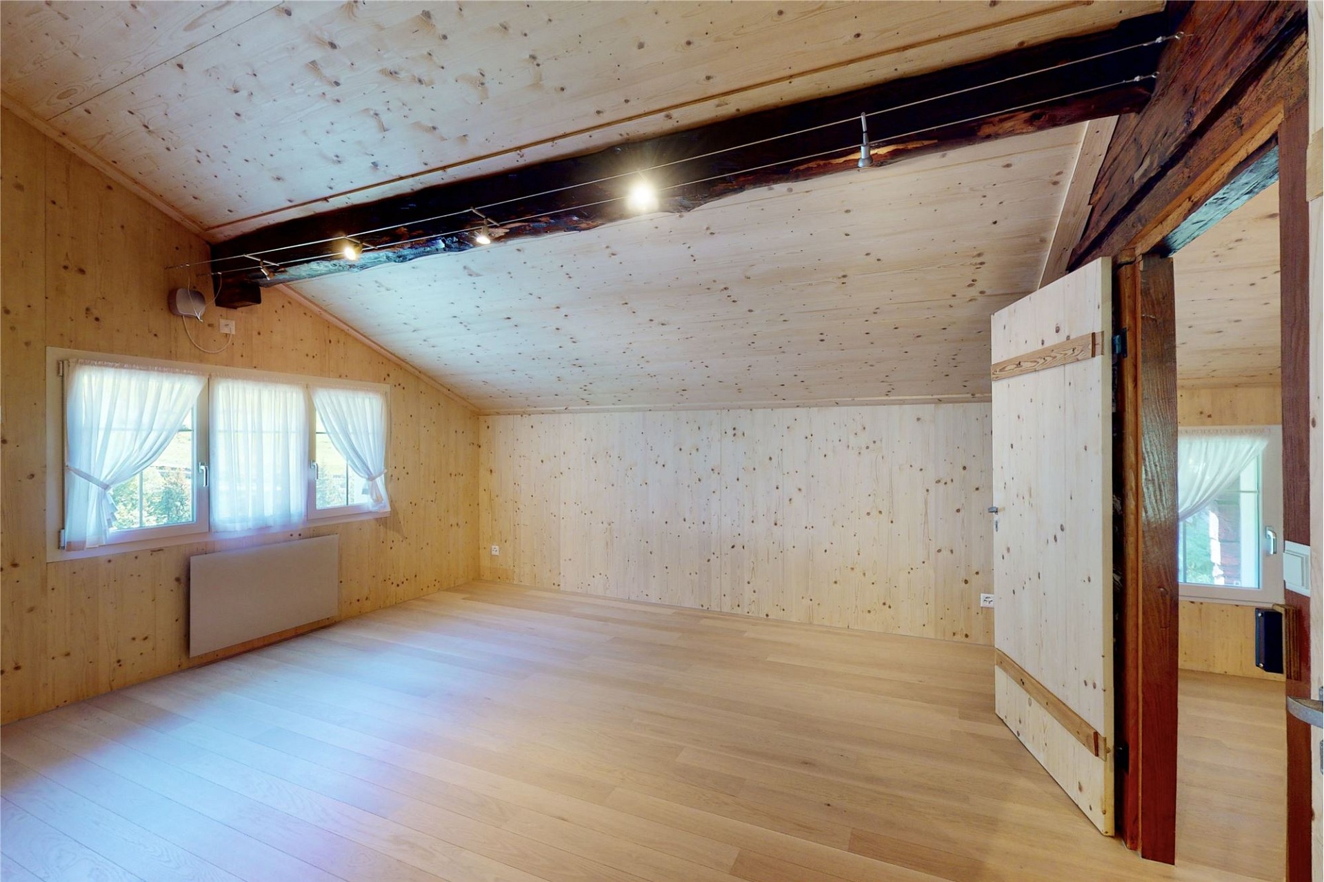 Helles Dachzimmer mit Holzverkleidung