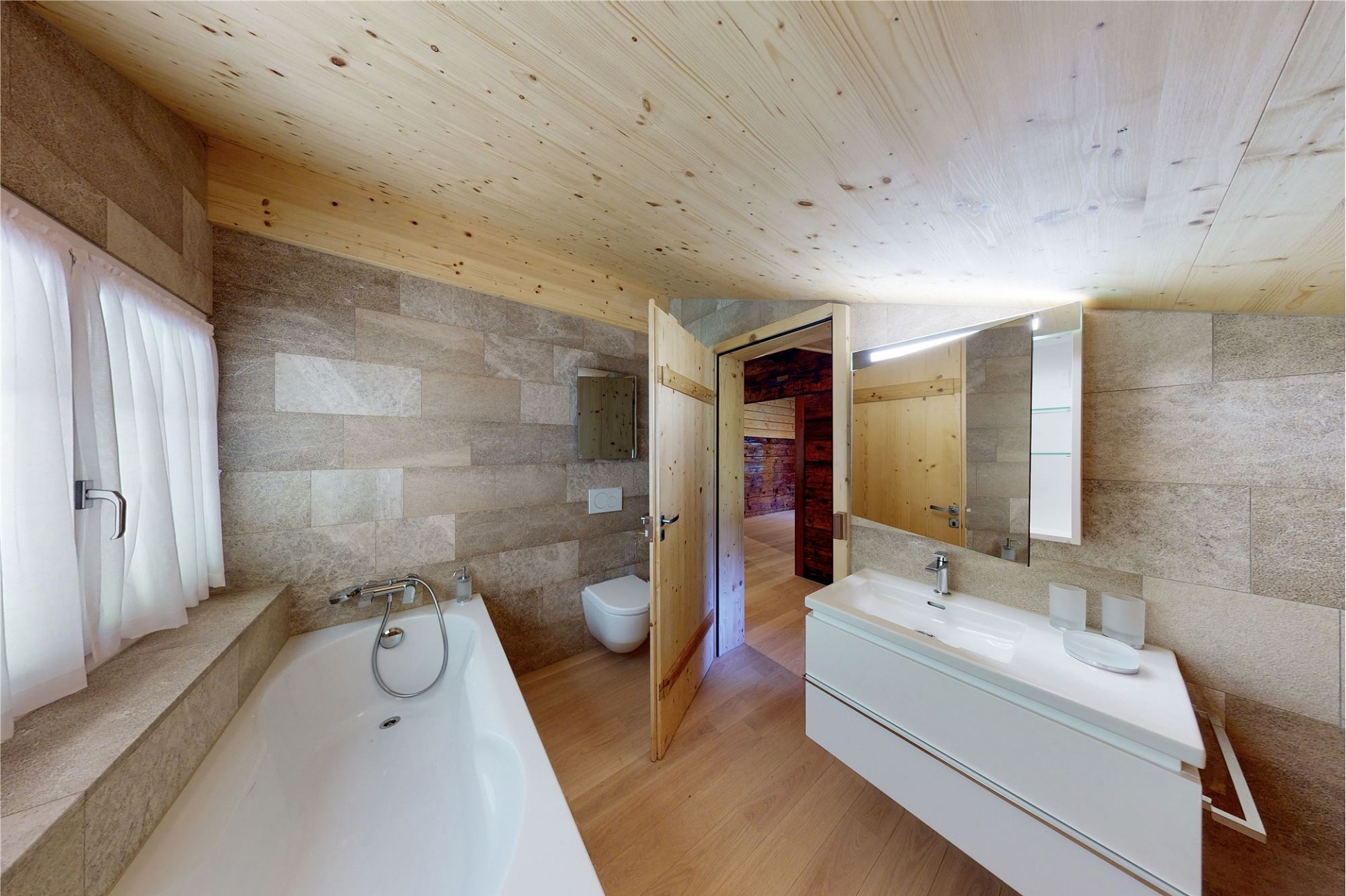 Modernes Bad mit Naturstein und Holz