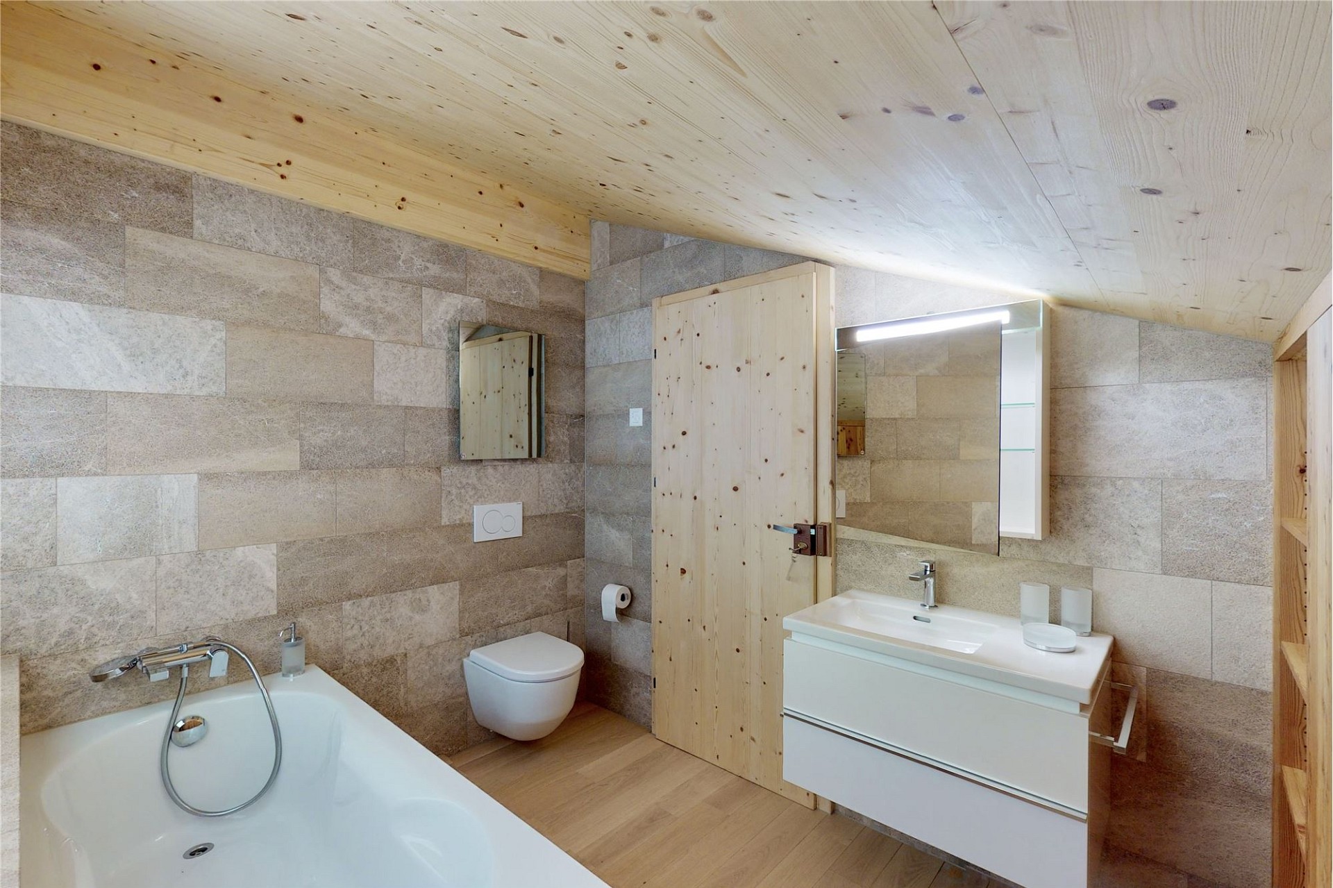 Helles Badezimmer mit Holz- und Steinoptik