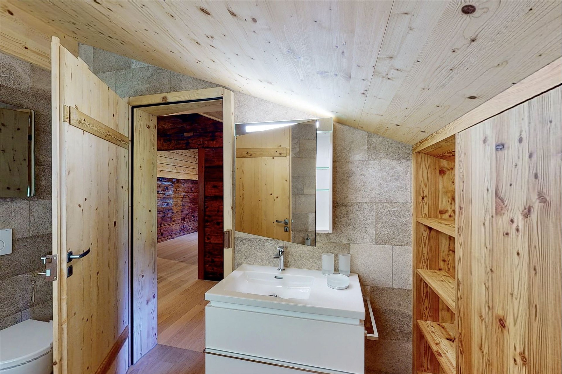 Dachgeschoss-Badezimmer mit Holzverkleidung