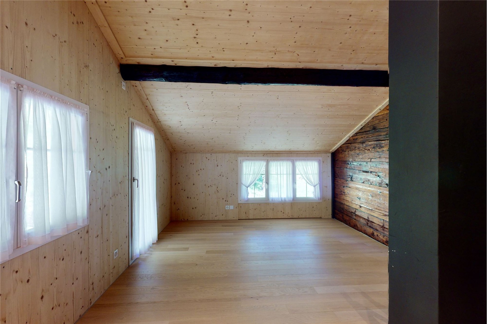 Heller Holzraum mit Schrägdach