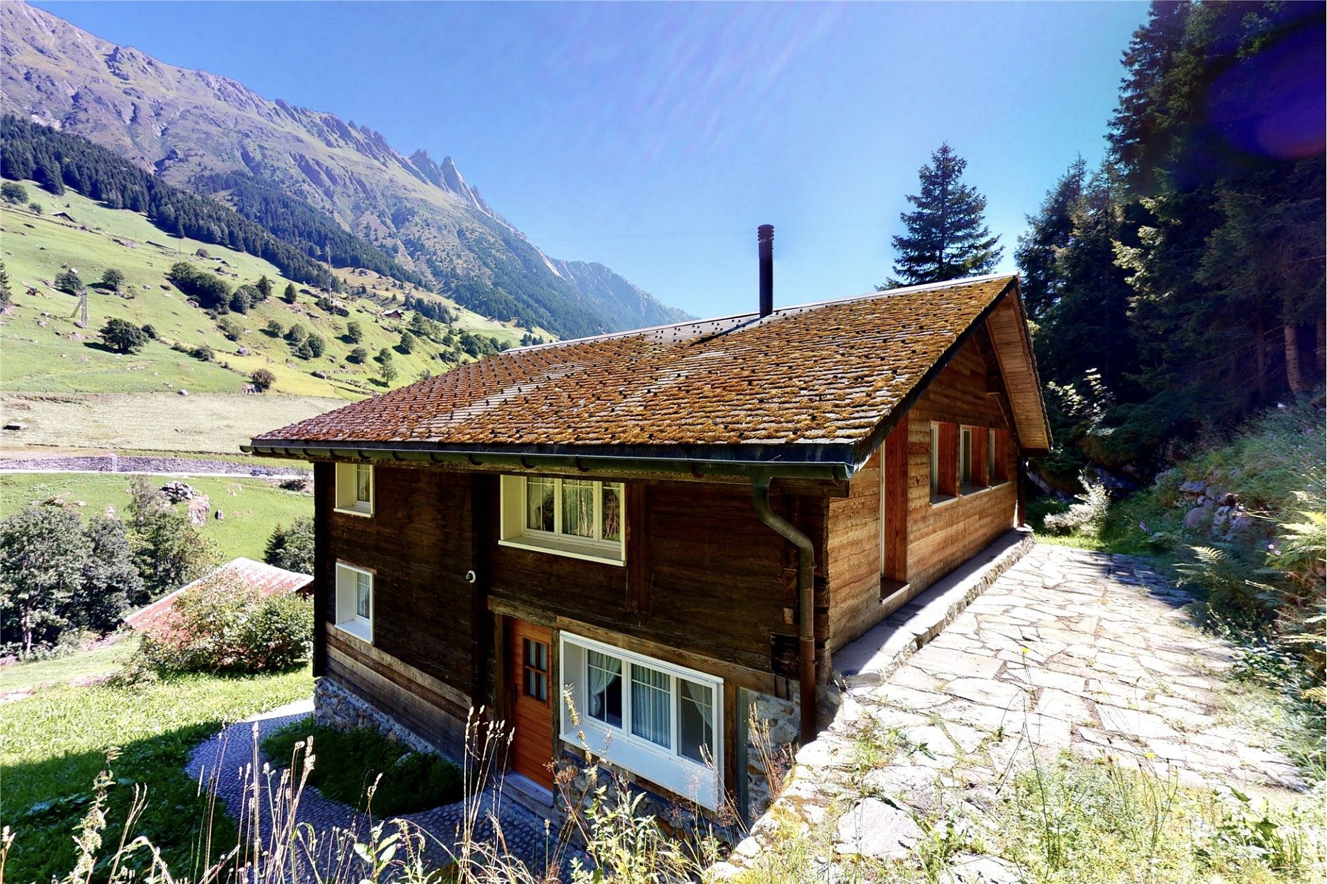 Alpenhaus mit Bergaussicht