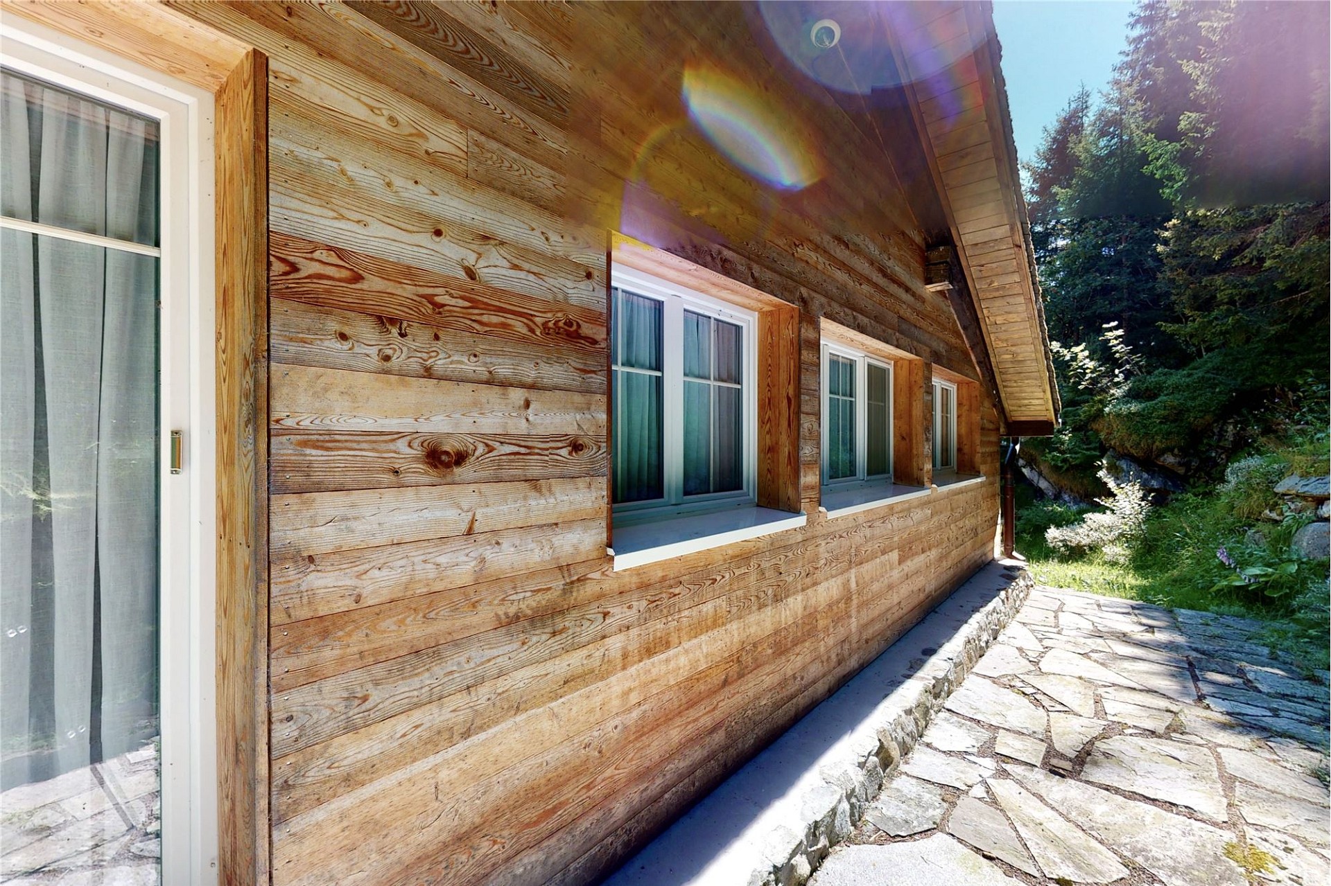Rustikale Holzfassade mit Gartenweg