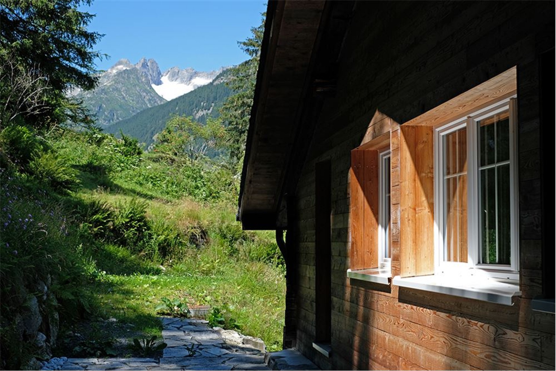 Alpenhaus mit Bergblick