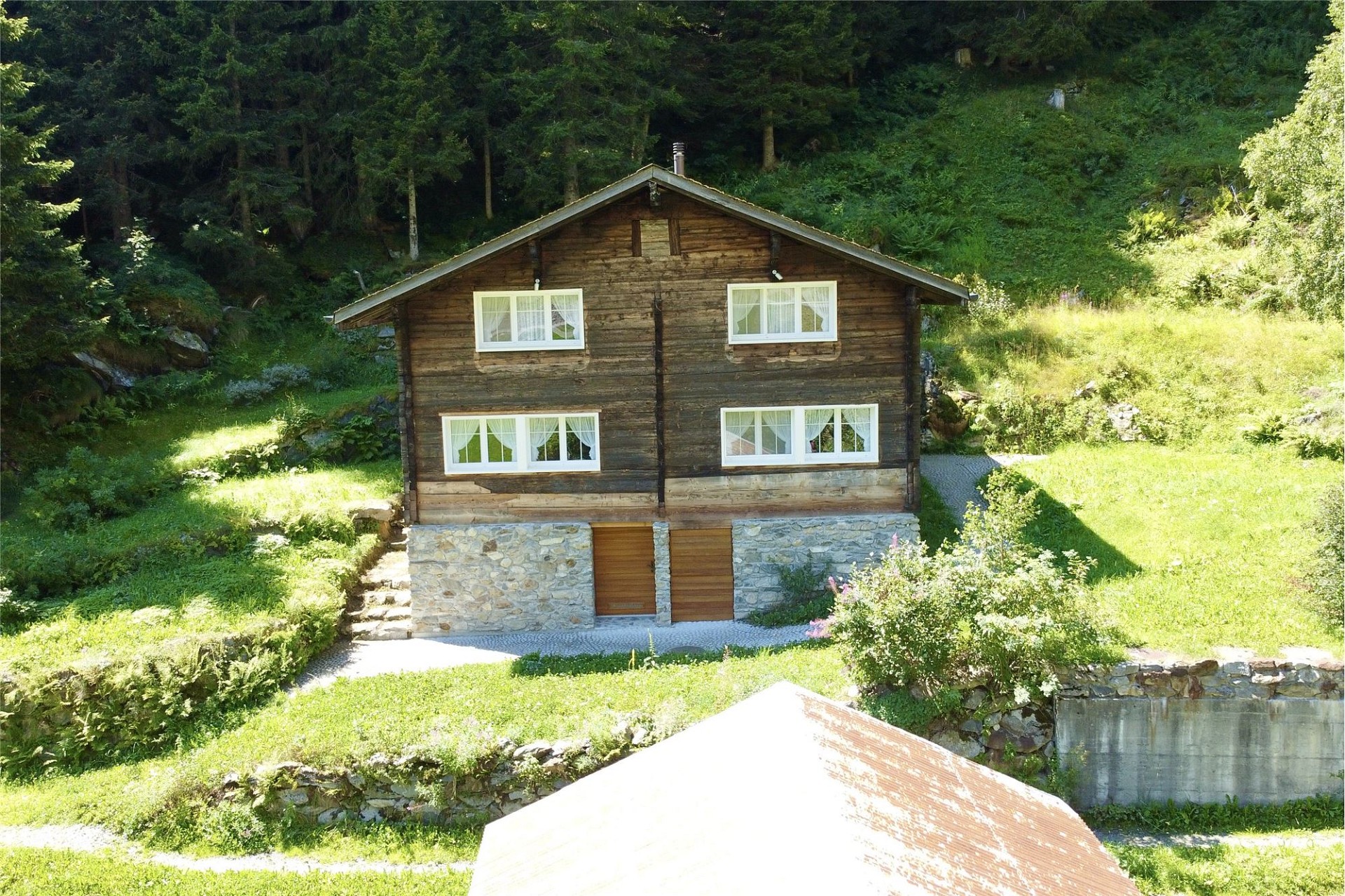 Rustikale Berghütte in grüner Hanglage