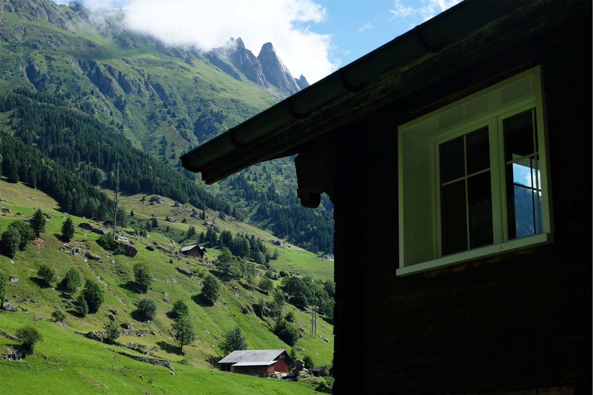 Berghütte mit Alpenpanorama
