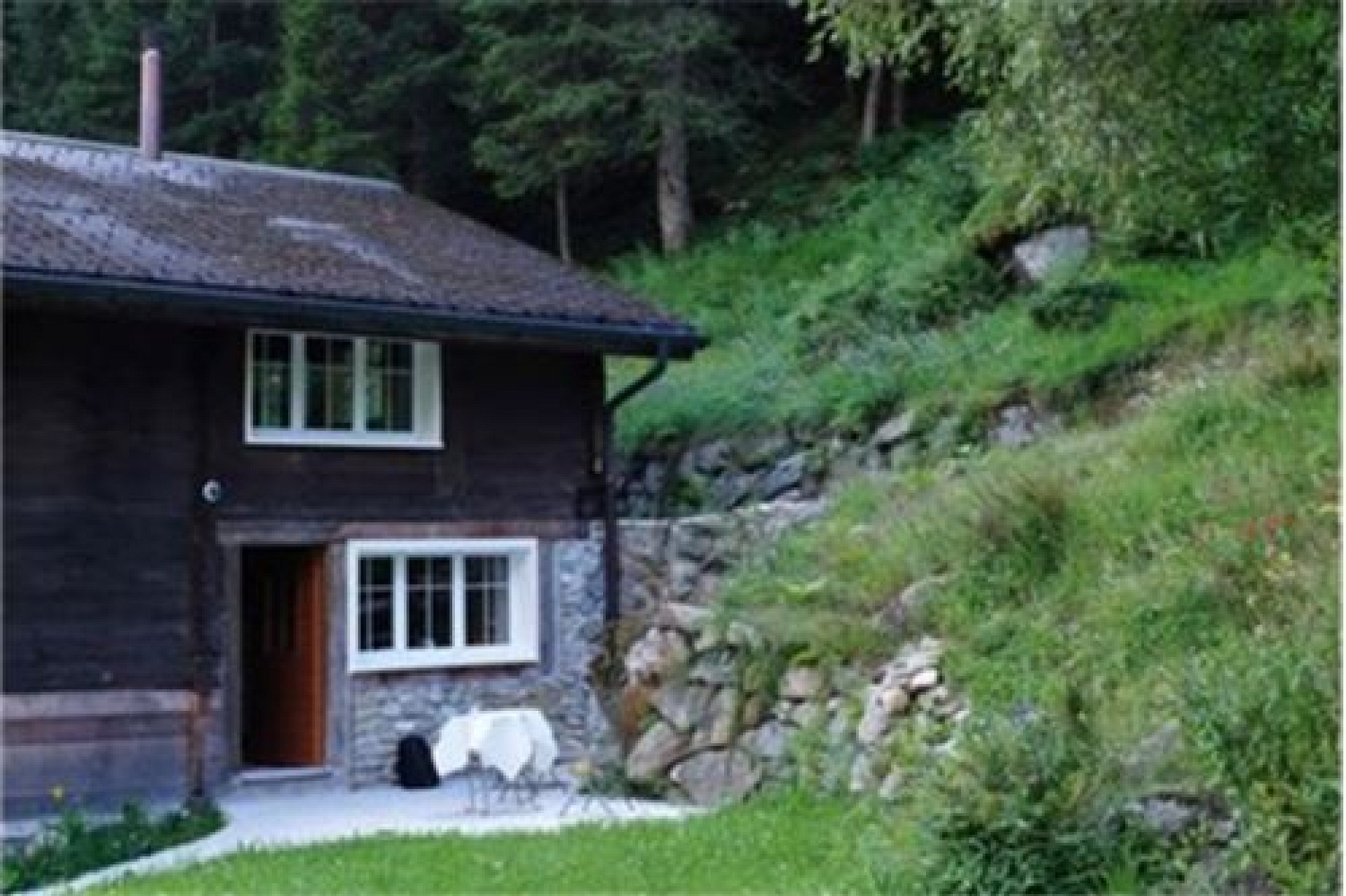 Ländliches Haus am Hang