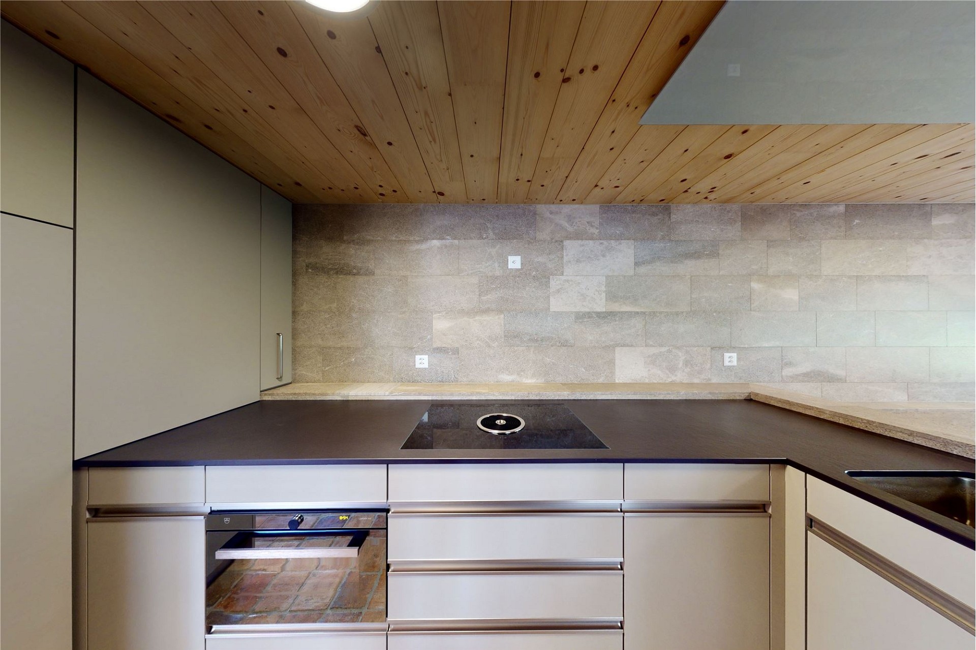 Moderne Küche mit Holzdecke